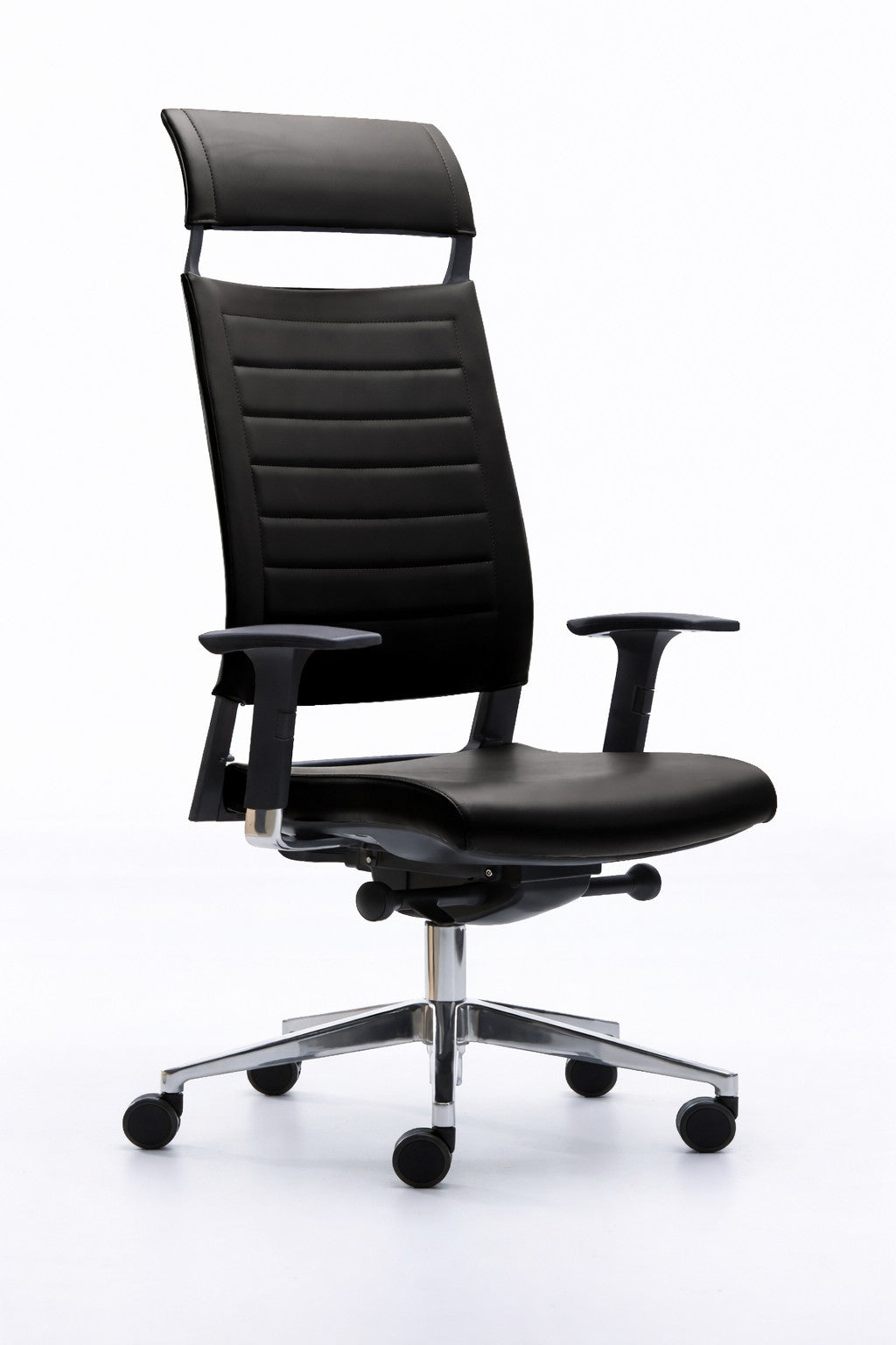 Le Fauteuil de Direction Cuir X Light de Monsieur Bureau est un fauteuil de direction moderne en cuir véritable noir avec un dossier haut, des accoudoirs réglables et une base métallique à cinq roues, présenté sur un fond blanc uni.