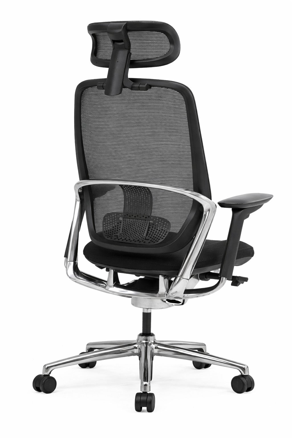 Le Siège ergonomique Yuki avec têtière - Synchrone 4D de Monsieur Bureau est un siège de bureau noir avec un dossier en maille, des accoudoirs et un appui-tête réglables, et un piétement chromé à cinq roues pivotantes, présenté de l'arrière sur fond blanc.
