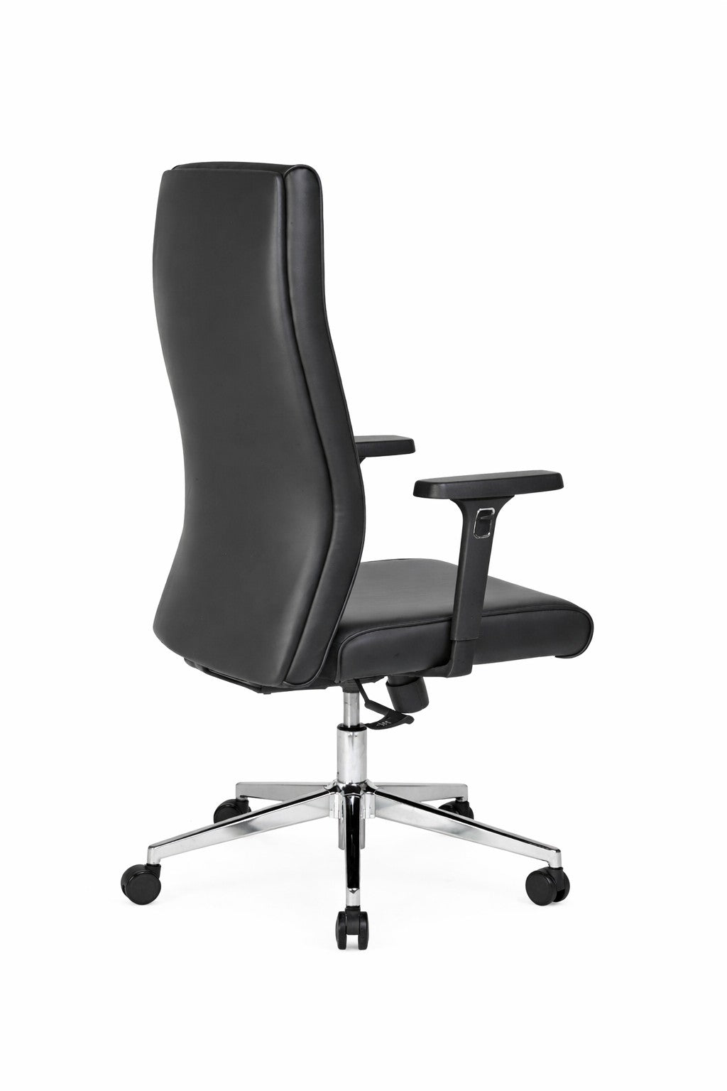 Le Monsieur Bureau Fauteuil de direction basculant Churchill 3D est un fauteuil de direction en cuir noir avec accoudoirs et dossier haut, doté d'un piètement chromé à cinq roulettes, représenté de dos sur fond blanc.