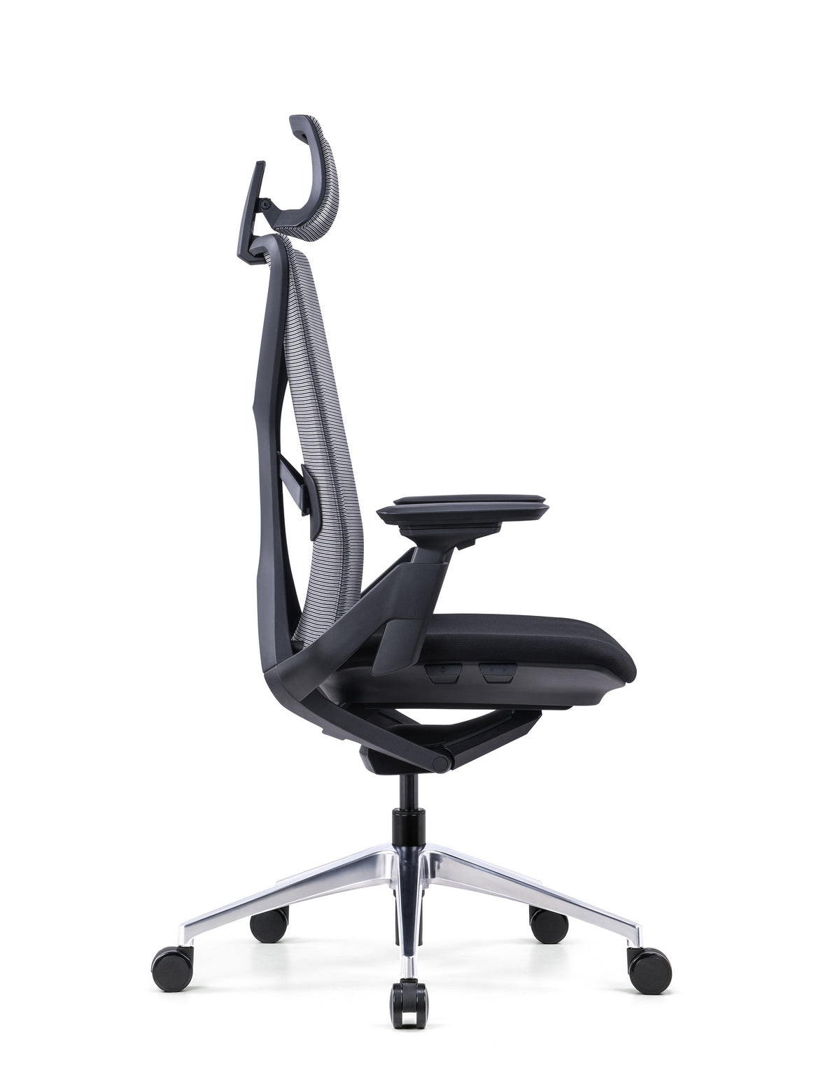 Le Monsieur Bureau Fauteuil Ergonomique Cassiopée Synchrone & Têtière est un siège de bureau moderne avec accoudoirs réglables, dossier en maille, appui-tête, assise coussinée noire, piétement métallique à cinq roulettes et mécanisme synchrone Donati.
