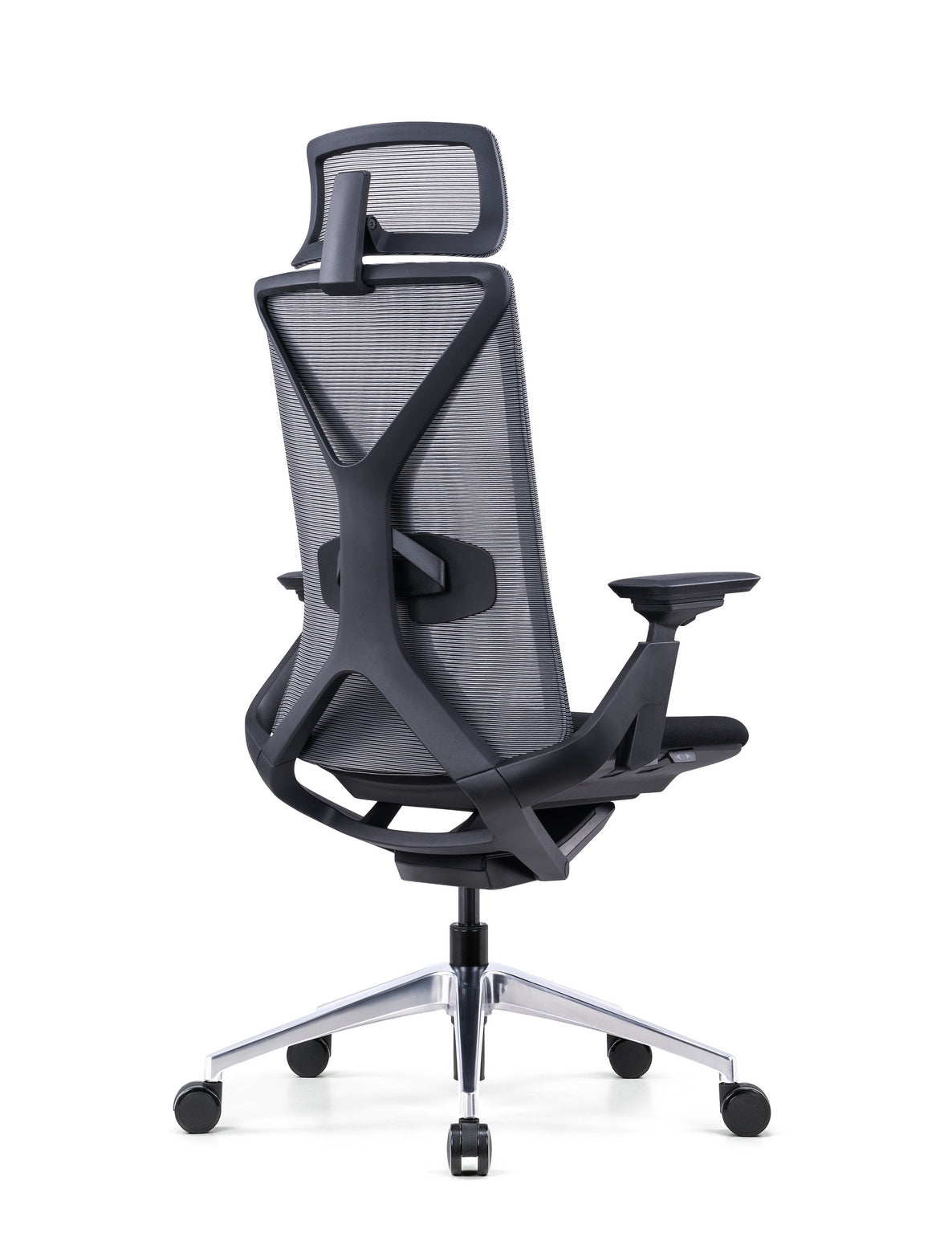 Le Fauteuil Ergonomique Cassiopée Synchrone & Têtière de Monsieur Bureau est doté d'un dossier en maille, d'un appui-tête et d'accoudoirs réglables, d'une base chromée à cinq roues et d'un mécanisme synchrone Donati, présenté de l'arrière.