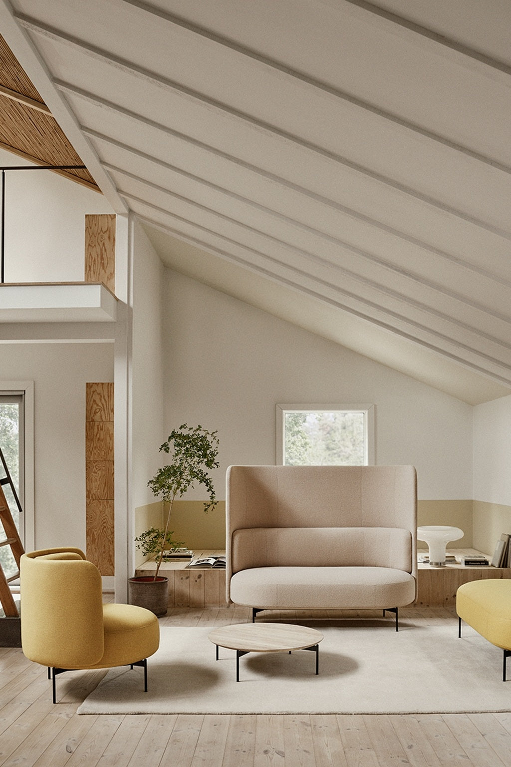 Un salon moderne avec un haut plafond incliné, Monsieur Bureau Fauteuil lounge dossier bas Fauteuils beige et jaune Jal, canapé beige à haut dossier, table basse, plante en pot et petite fenêtre laissant entrer la lumière naturelle.