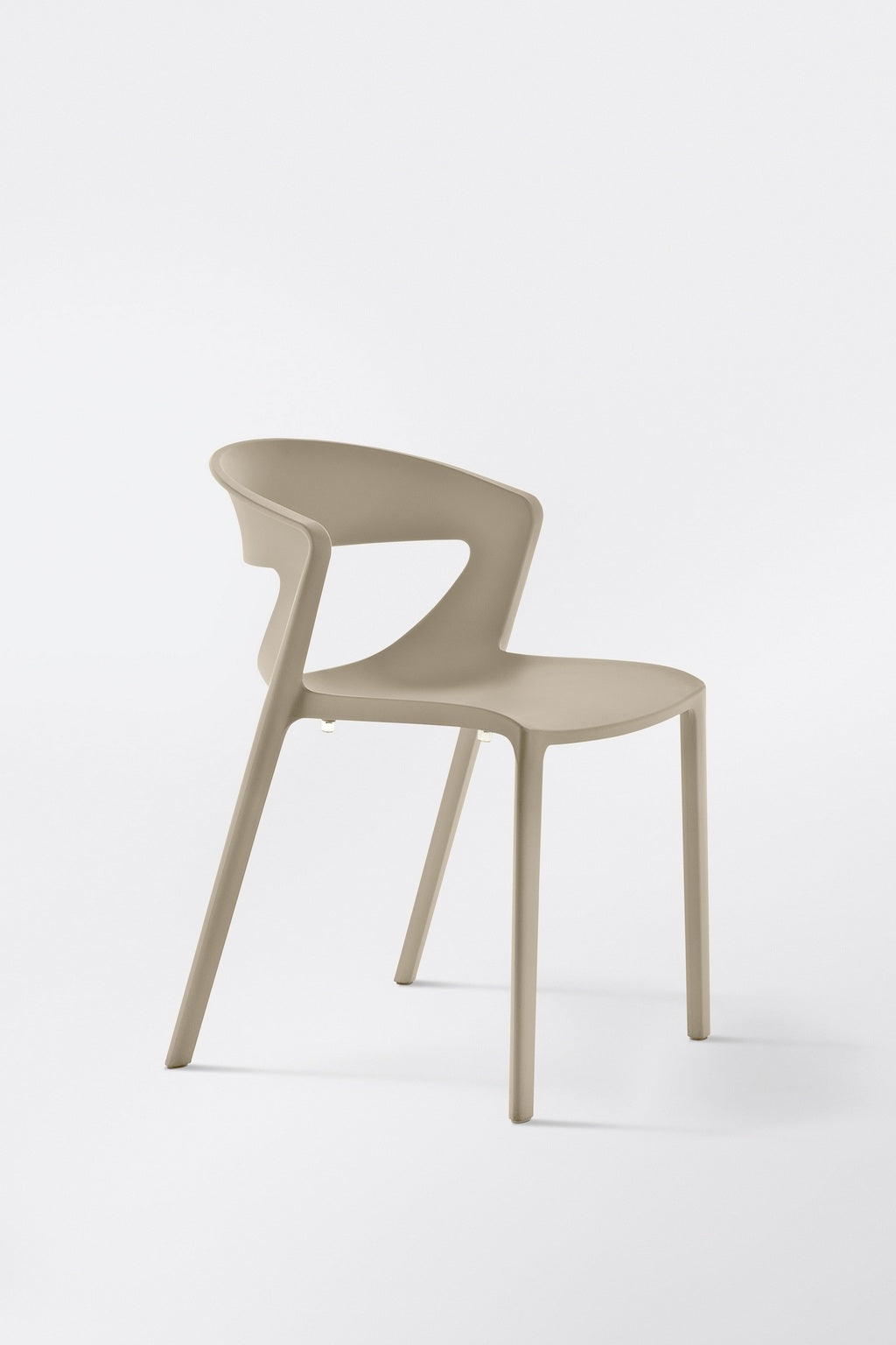 Le Lot de 2 chaises monobloc empilables Kika Polypropylène de Monsieur Bureau sont des chaises empilables modernes de couleur beige avec un dossier et une assise courbés, présentant un espace ouvert entre le dossier et l'assise, parfaites pour les espaces contemporains ou collectifs.#finitions_tourterelle