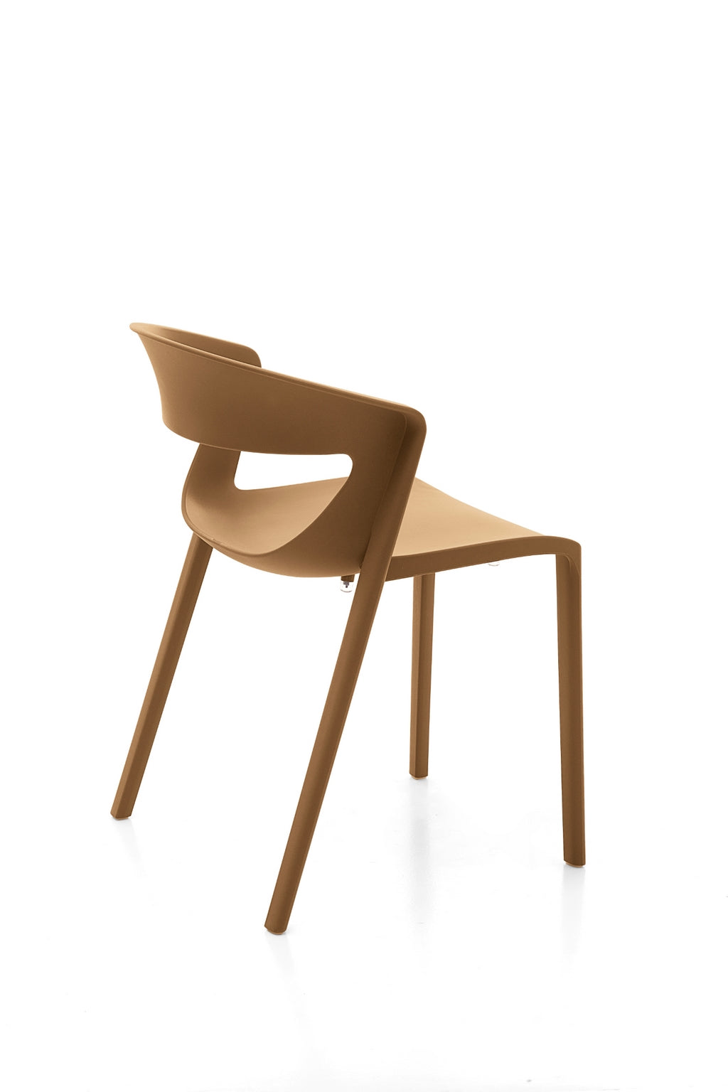 Le Lot de 2 chaises monobloc empilables Kika Polypropylène de Monsieur Bureau présente un design moderne et minimaliste à dossier ouvert en plastique marron avec des pieds angulaires, idéal pour le mobilier de collectivité, présenté sur un fond blanc uni.