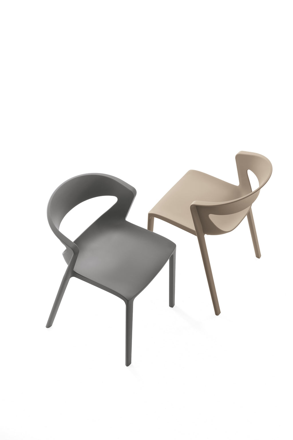 Deux chaises empilables Kika Polypropylène de Monsieur Bureau - l'une grise, l'autre beige - sont inclinées sur un fond blanc, avec des dossiers courbés et des lignes modernes pour un design à la fois élégant et pratique.