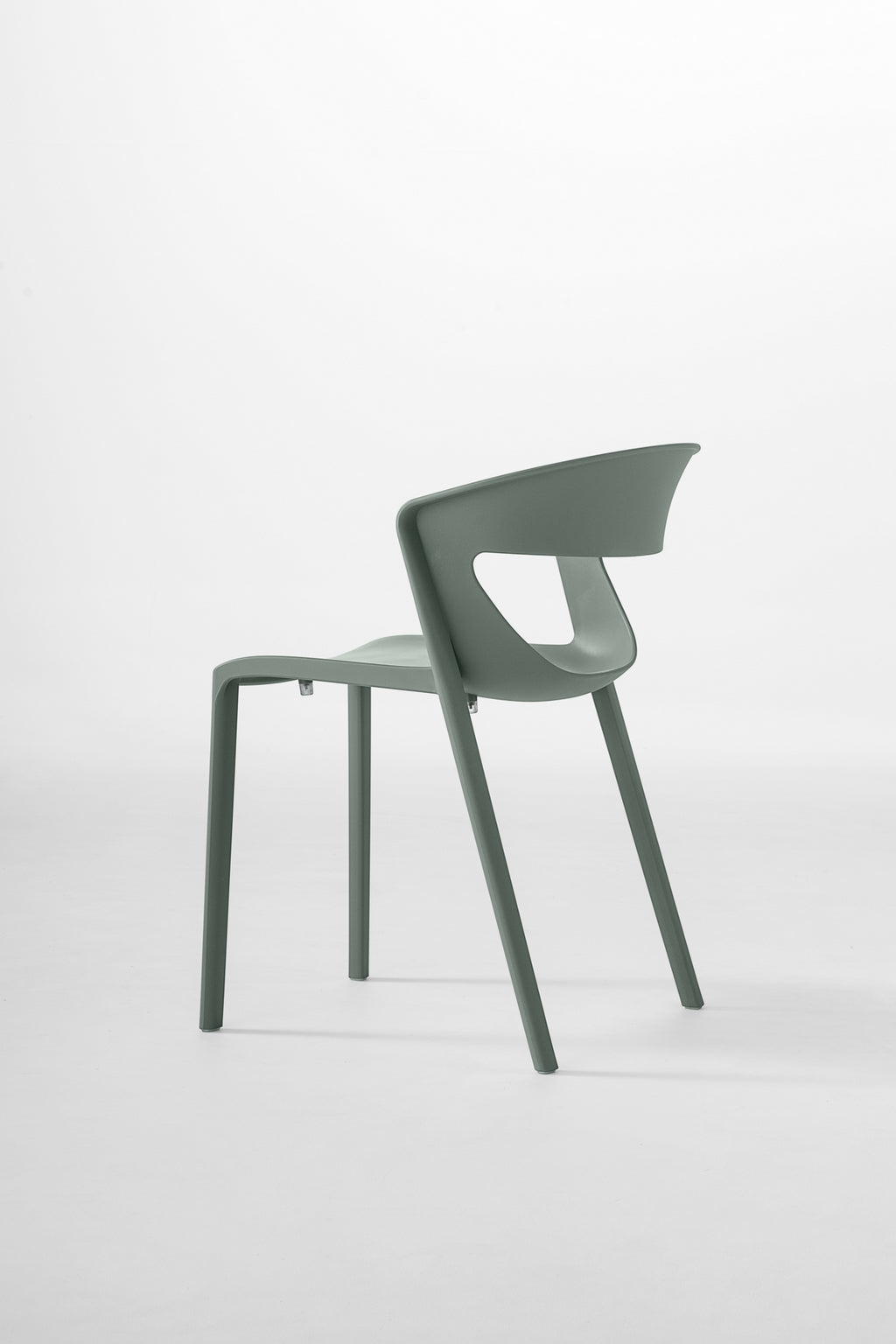 Lot de 2 chaises monobloc empilables Kika Polypropylène par Monsieur Bureau, au design minimaliste vert avec dossier incurvé et dos ajouré, parfaites comme chaise empilable pour mobilier de collectivité.