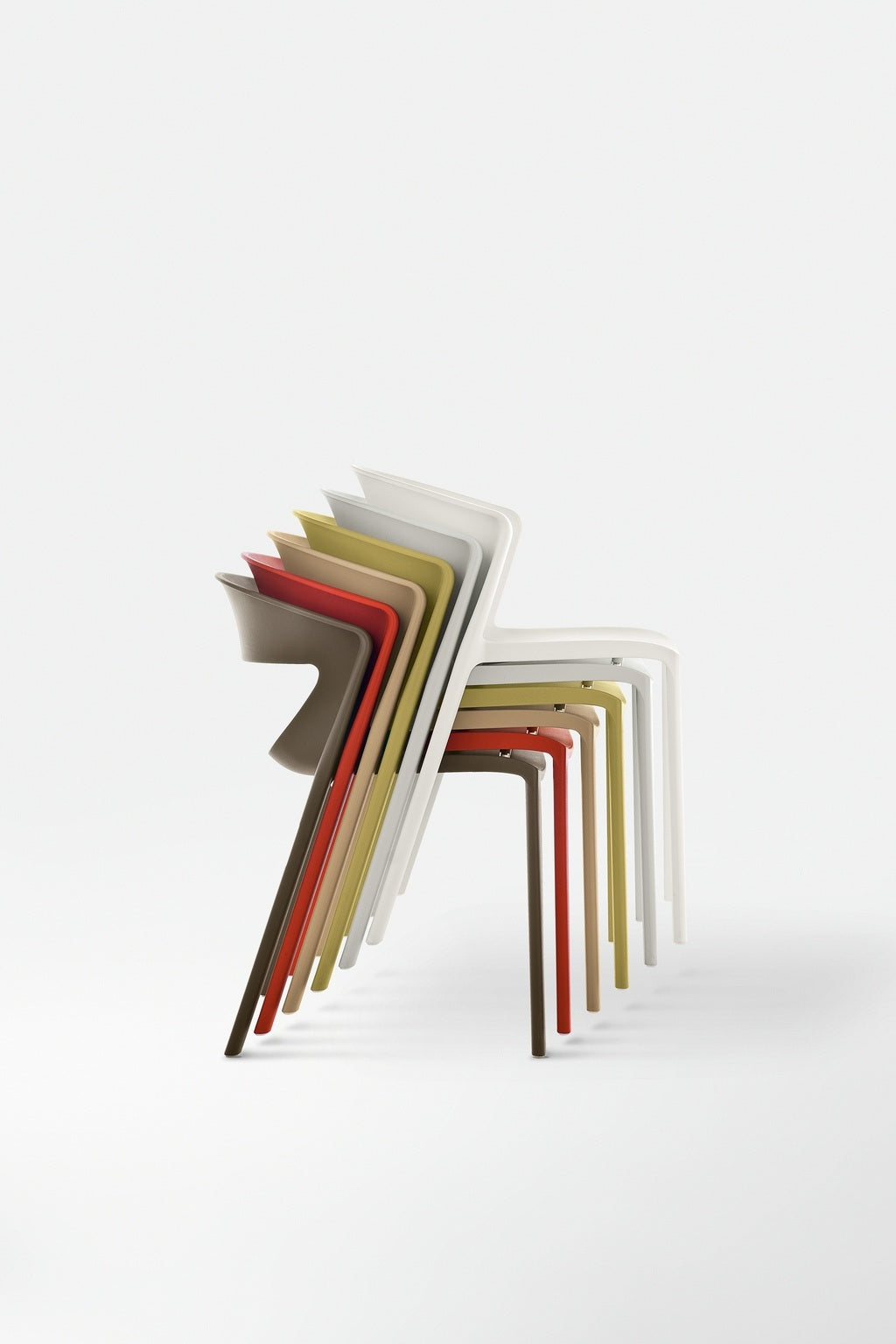 Six chaises monobloc empilables Kika Polypropylène de Monsieur Bureau, en brun, rouge, jaune, olive, gris et blanc, sont joliment empilées sur fond blanc-parfaites pour tout mobilier de collectivité.