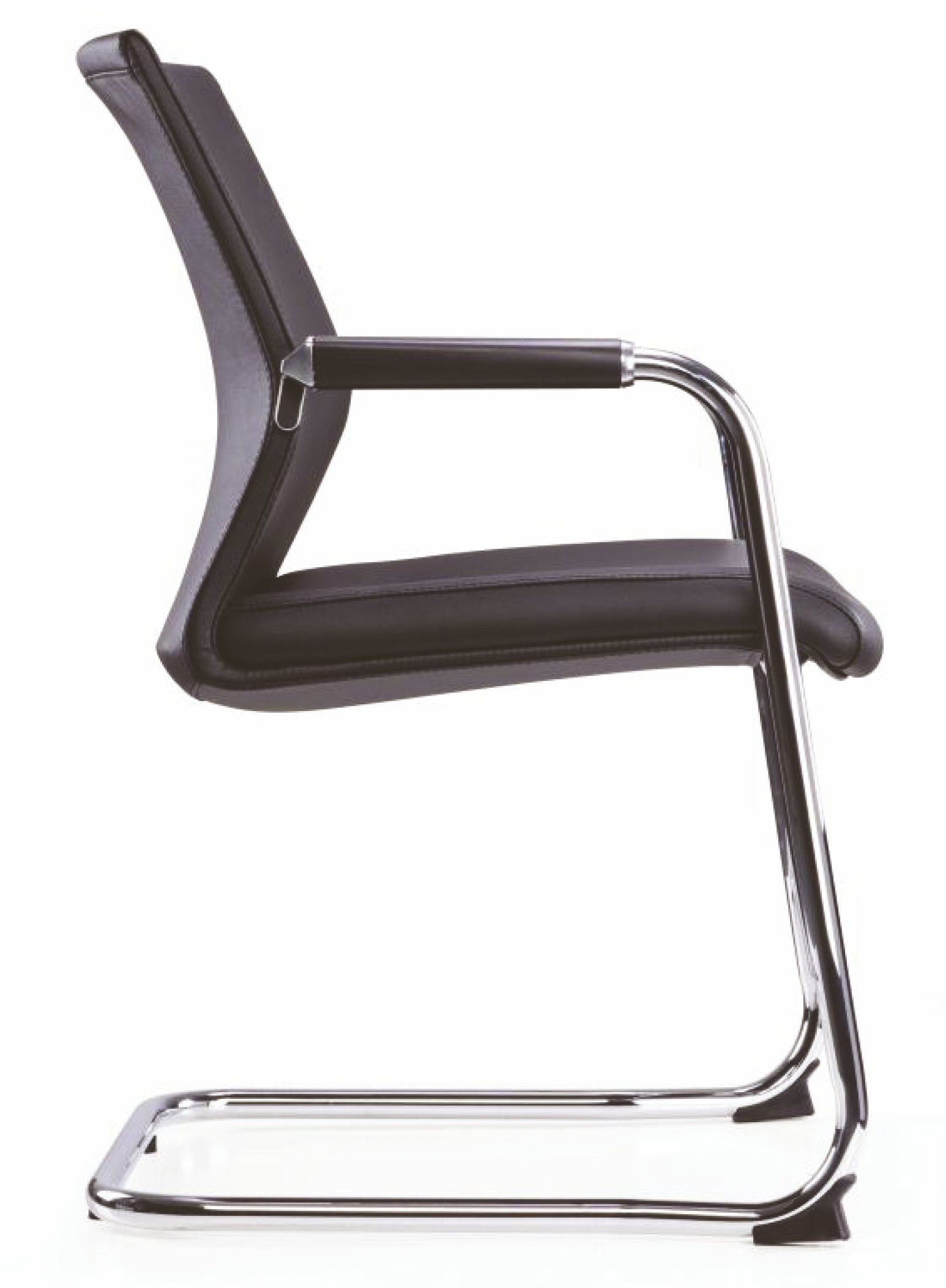 Vue de côté du Lot de 2 fauteuils visiteur Pyxis de Monsieur Bureau en simili-cuir noir avec structure chromée en porte-à-faux, assise et dossier rembourrés, et accoudoirs - idéal pour les espaces professionnels au style épuré et minimaliste.