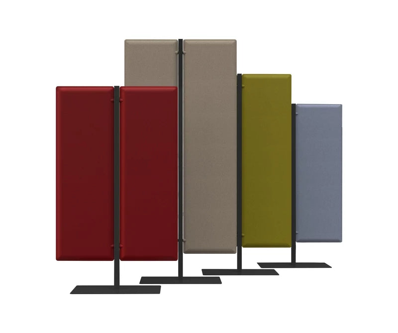 Cinq Cloison acoustique Aria H140/H160/H180 de Monsieur Bureau en rouge, taupe, vert et bleu sur pieds noirs sont disposés en quinconce sur un fond blanc pour une meilleure isolation acoustique.
