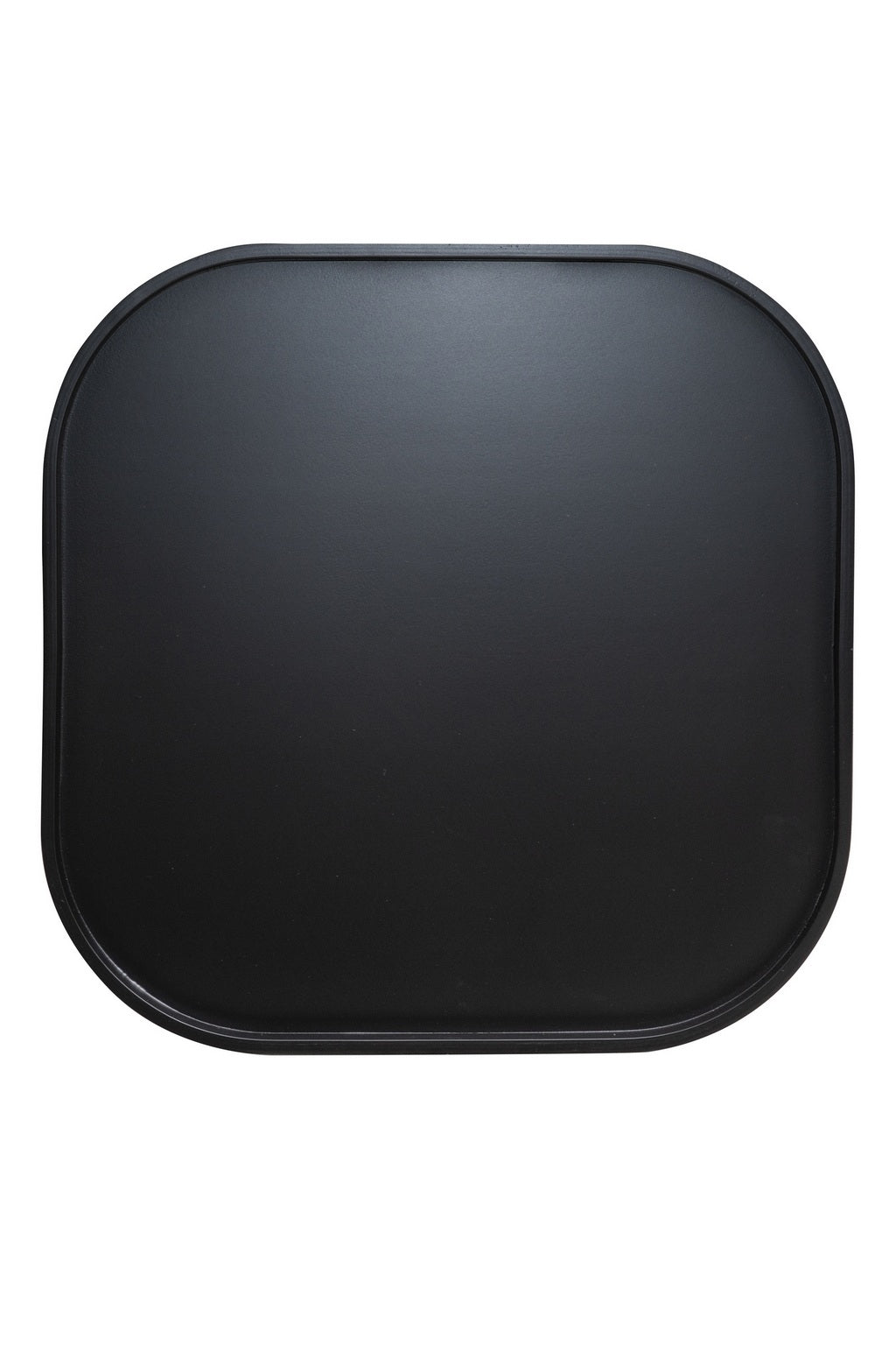 Le Pouf d'accueil Nordic avec plateau de Monsieur Bureau - un plateau noir carré et élégant aux coins arrondis - s'intègre parfaitement aux espaces modernes et s'associe parfaitement au pouf d'accueil conçu par Busk+Hertzog.