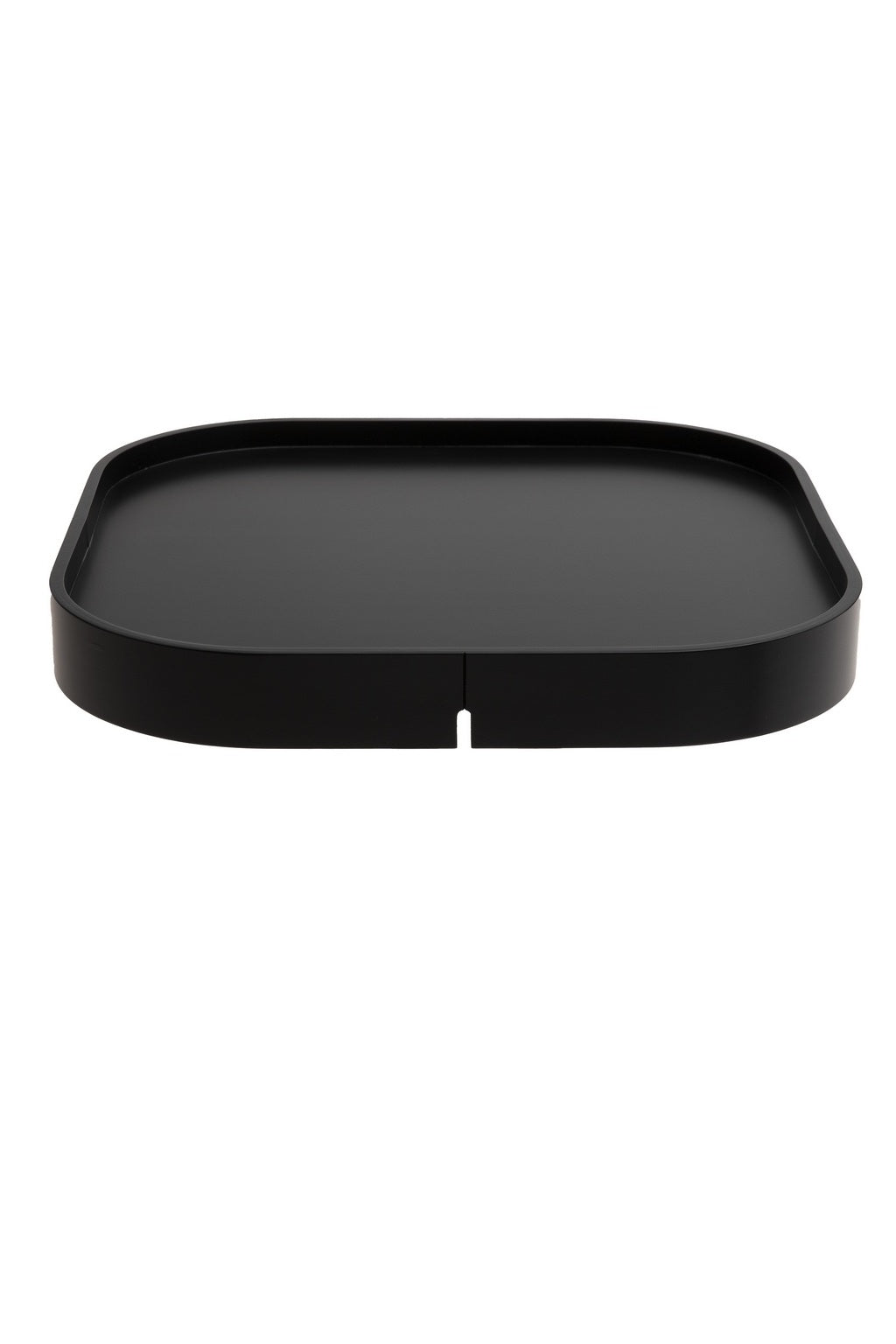 Le Pouf d'accueil Nordic avec plateau de Monsieur Bureau se compose d'un plateau rectangulaire noir aux coins arrondis, d'un bord surélevé bas et d'une encoche centrale à l'avant. Le design minimaliste est inspiré par Busk+Hertzog.