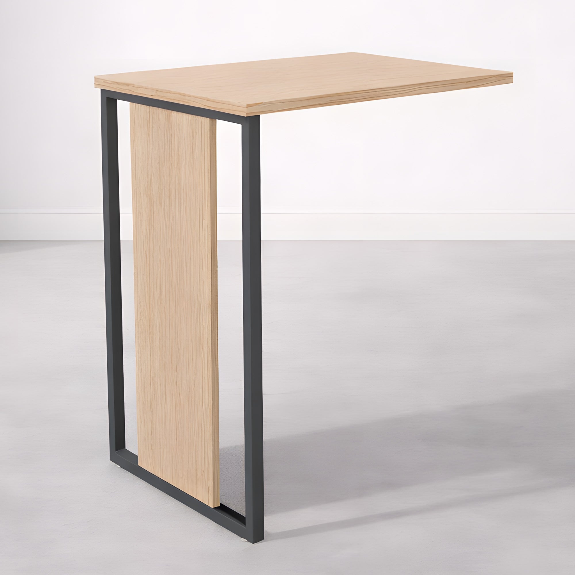 Une table d'appoint moderne et minimaliste avec un plateau en bois clair et un cadre en métal noir, sur un fond blanc uni, complète parfaitement le Bureau Edge Modulable P80 droit ou angle de Monsieur Bureau.#combo_chene_anthracite_mat_retour_seul