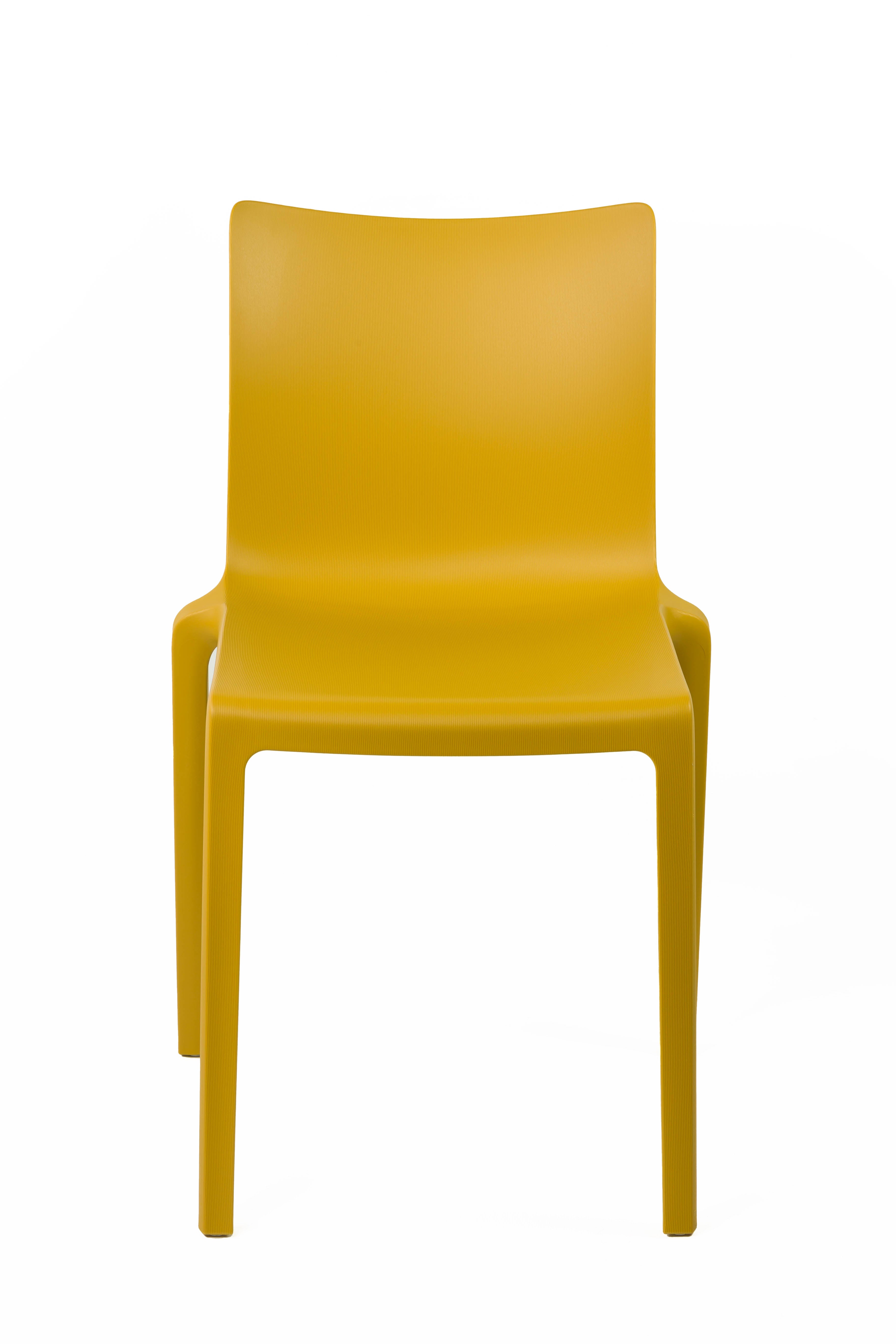 La Chaise Extérieur Indi Bellini Empilable de Monsieur Bureau est une chaise monobloc moderne en polypropylène jaune au design minimaliste, présentée de face sur un fond blanc uni.