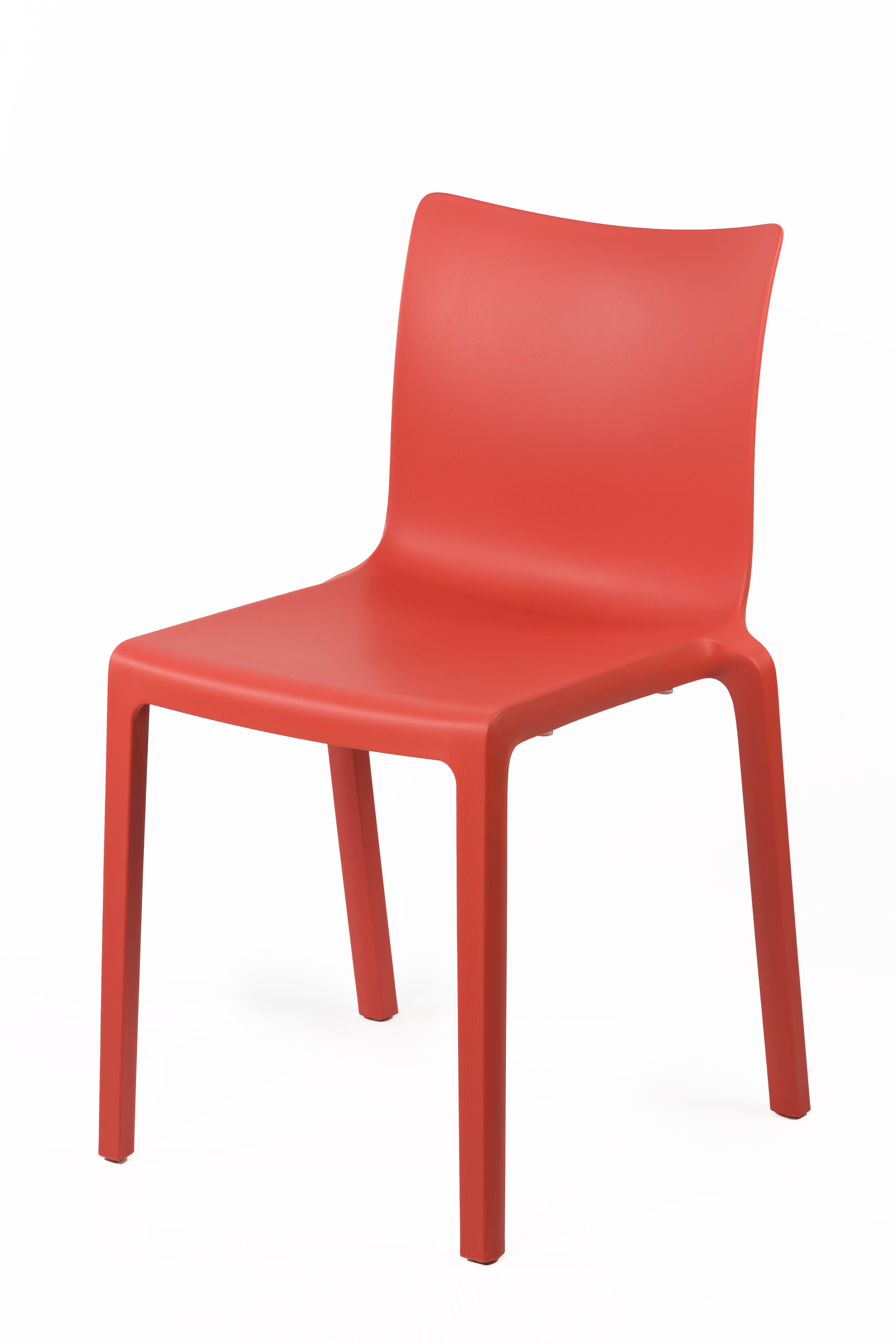 La Chaise Extérieur Indi Bellini Empilable de Monsieur Bureau est une chaise monobloc moderne en polypropylène rouge avec un dossier incurvé et quatre pieds droits, présentée sur un fond blanc uni.#finitions_brique