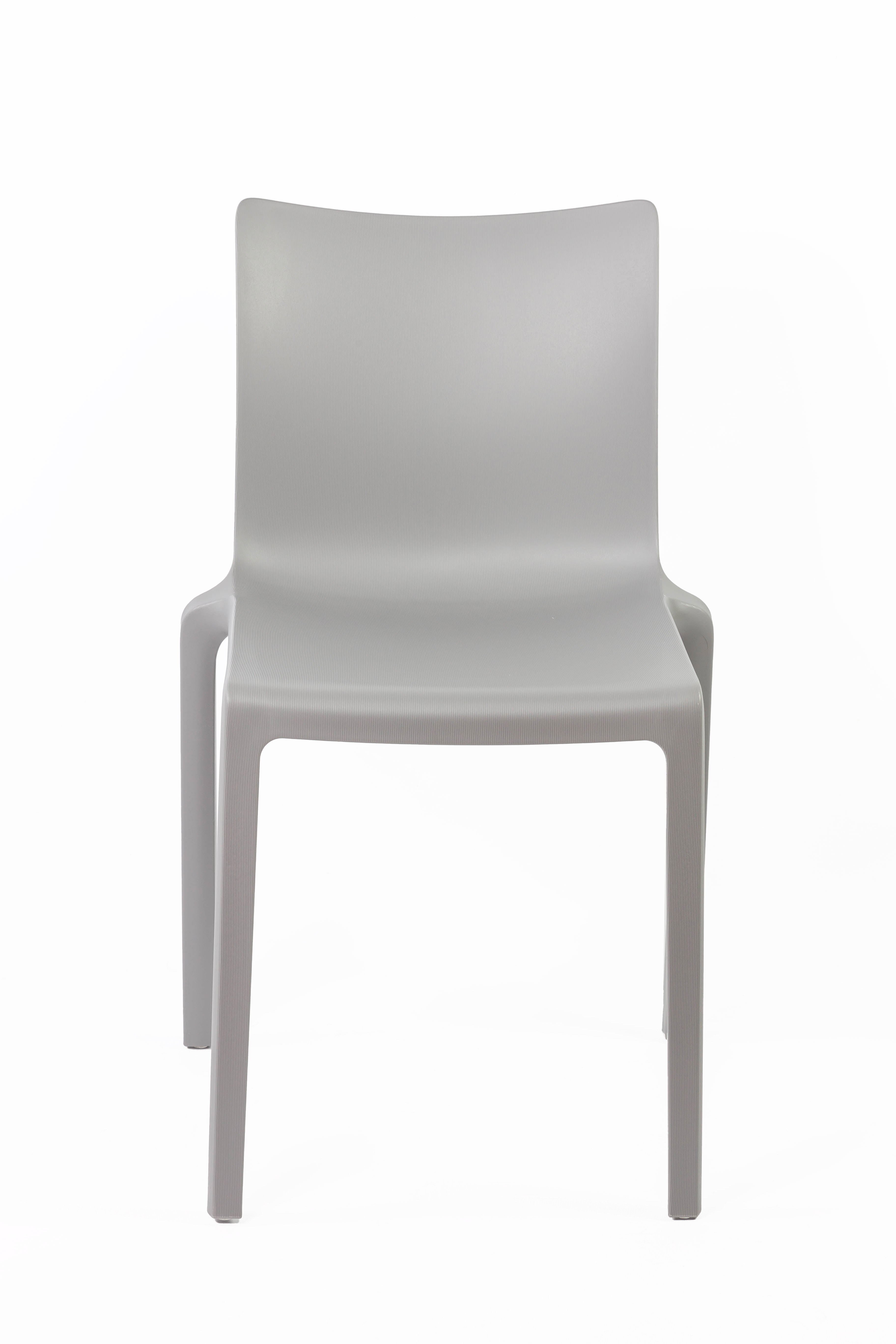 La Chaise Extérieure Indi Bellini Empilable de Monsieur Bureau est une chaise monobloc moderne en polypropylène gris avec un dossier et une assise légèrement incurvés, conçue pour la fonctionnalité et idéale comme siège d'extérieur professionnel.