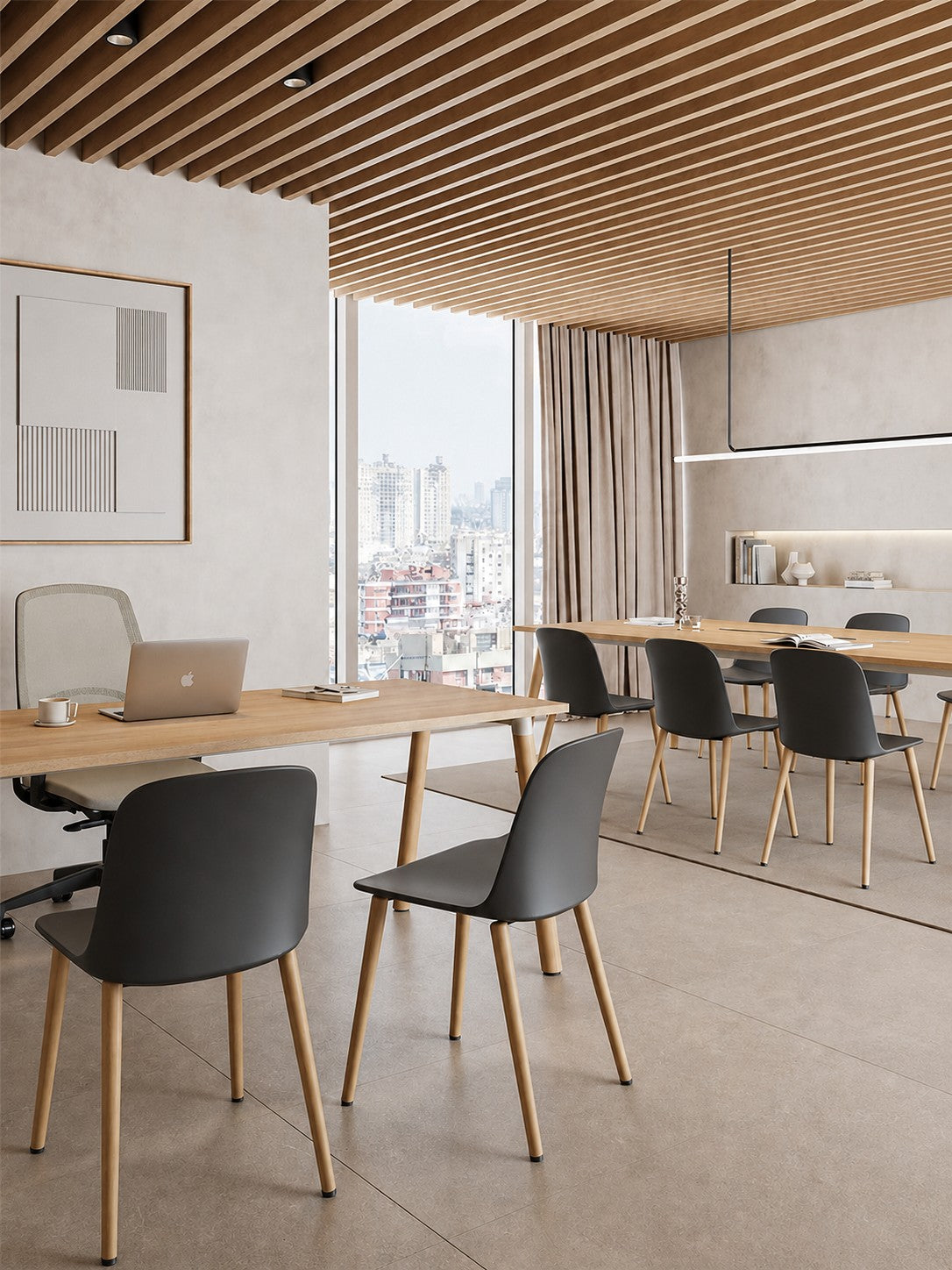Un bureau moderne avec des meubles en bois clair, le Siège visiteur Eos de Monsieur Bureau - 4 chaises en bois noir et beige, un ordinateur portable sur le bureau, une vue sur la ville à travers de grandes fenêtres avec des rideaux beiges, des œuvres d'art minimalistes et un plafond en lattes de bois.