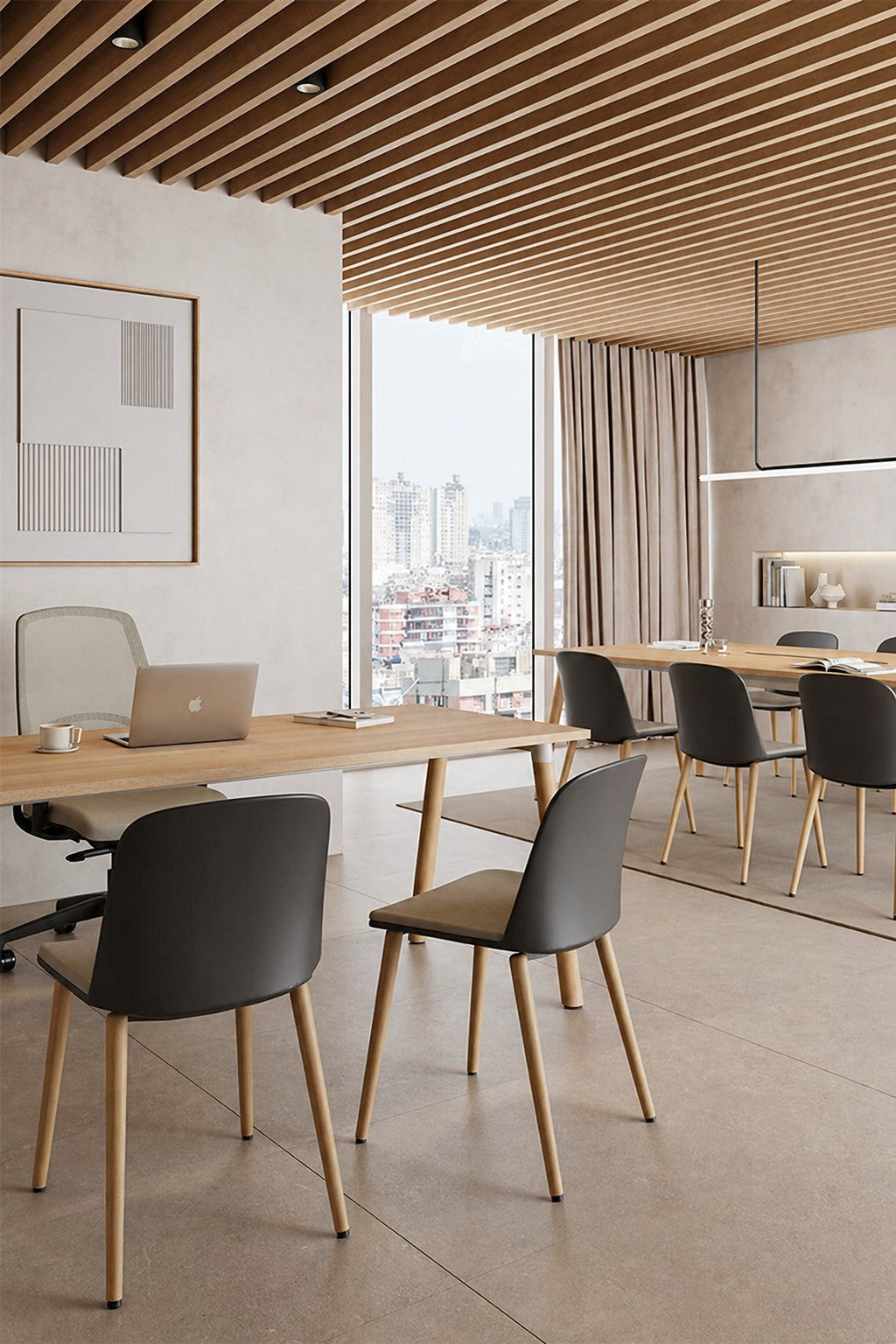 Un bureau moderne avec des meubles en bois clair, le Siège visiteur Eos de Monsieur Bureau - 4 chaises en bois noir et beige, un ordinateur portable sur le bureau, une vue sur la ville à travers de grandes fenêtres avec des rideaux beiges, des œuvres d'art minimalistes et un plafond en lattes de bois.