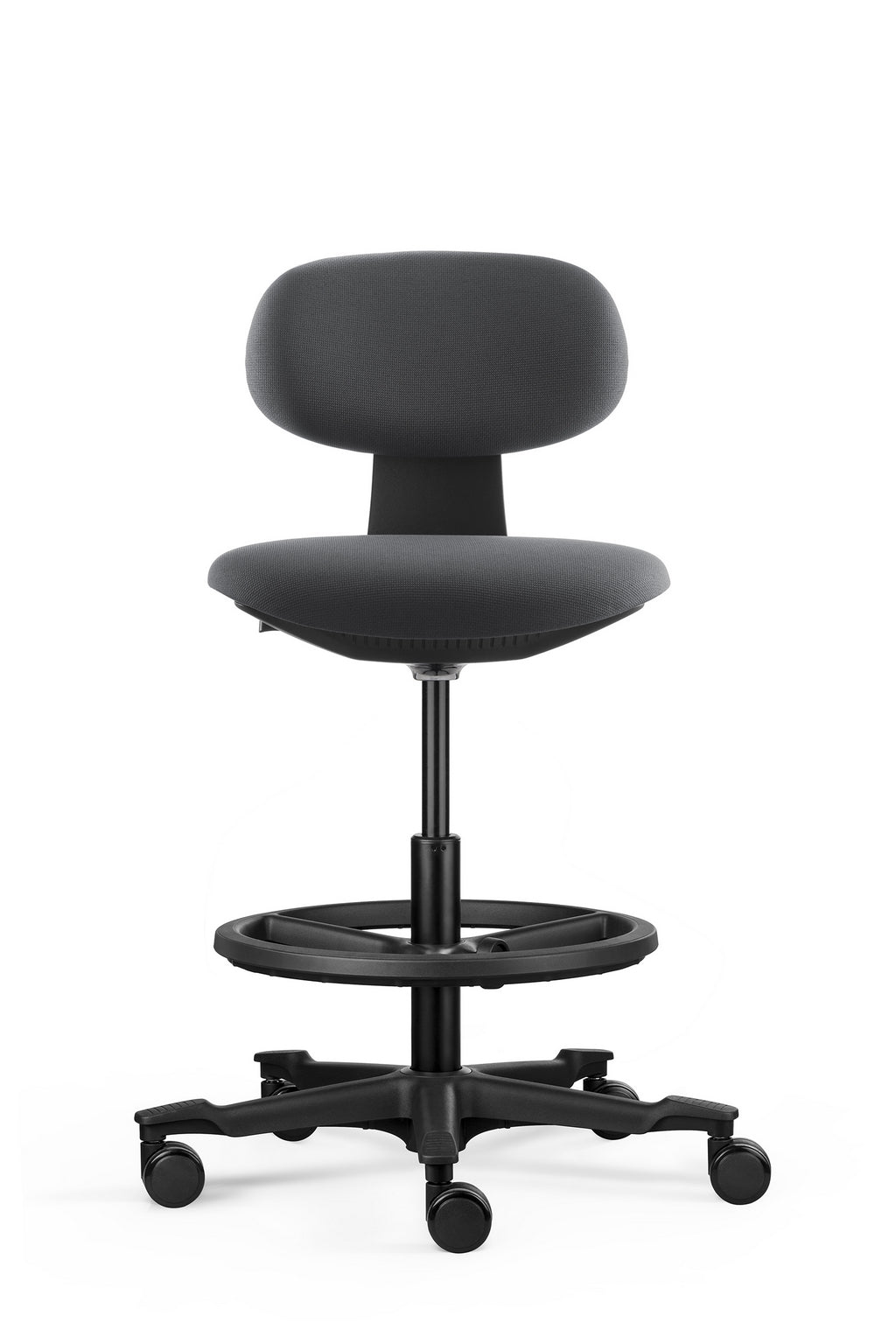 Le Siège technique Flex avec repose pieds de Monsieur Bureau est un siège de bureau moderne de couleur noire pour le télétravail, avec une assise et un dossier rembourrés, une hauteur réglable, un anneau pour les pieds et cinq roues, présenté sur un fond blanc.