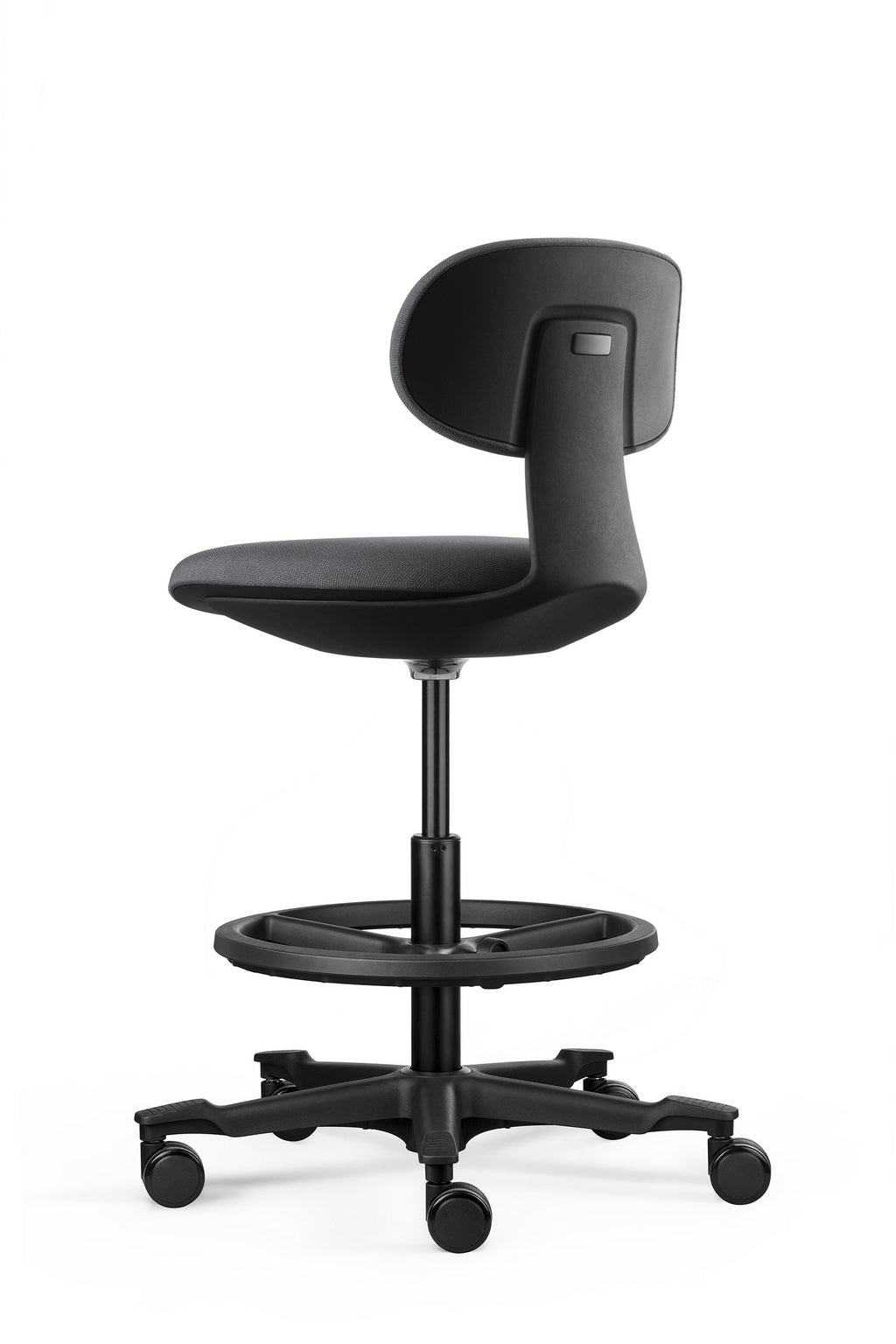 Le Siège technique Flex avec repose pieds de Monsieur Bureau est un tabouret ergonomique noir à dossier courbé, assise rembourrée, hauteur réglable et repose-pieds. Il a cinq roulettes et un design minimaliste, idéal pour le télétravail.