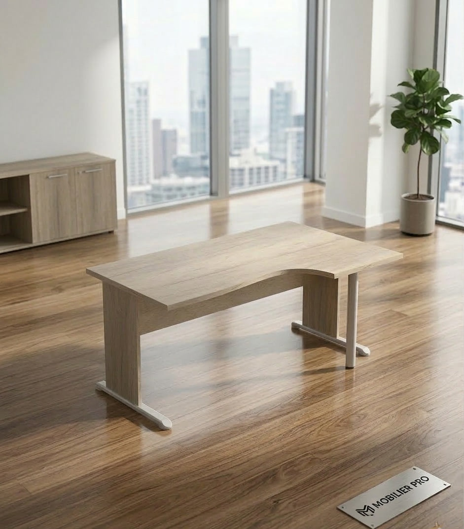 Un bureau moderne avec un sol en bois, une Solution de Bureau Compact Budget pieds L de Monsieur Bureau au centre, une petite armoire contre le mur, de grandes fenêtres avec vue sur la ville et la lumière du soleil, et un tapis de sol Mobilier Pro visible.#combo_retour_a_droite_chene_canadien