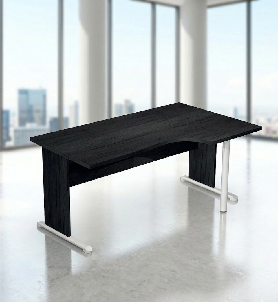 La Solution de Bureau Compact Budget pieds L de Monsieur Bureau est dotée de pieds en métal blanc et se trouve sur un sol brillant dans un bureau lumineux avec de grandes fenêtres et une vue sur la ville..#combo_retour_a_droite_frene_noir