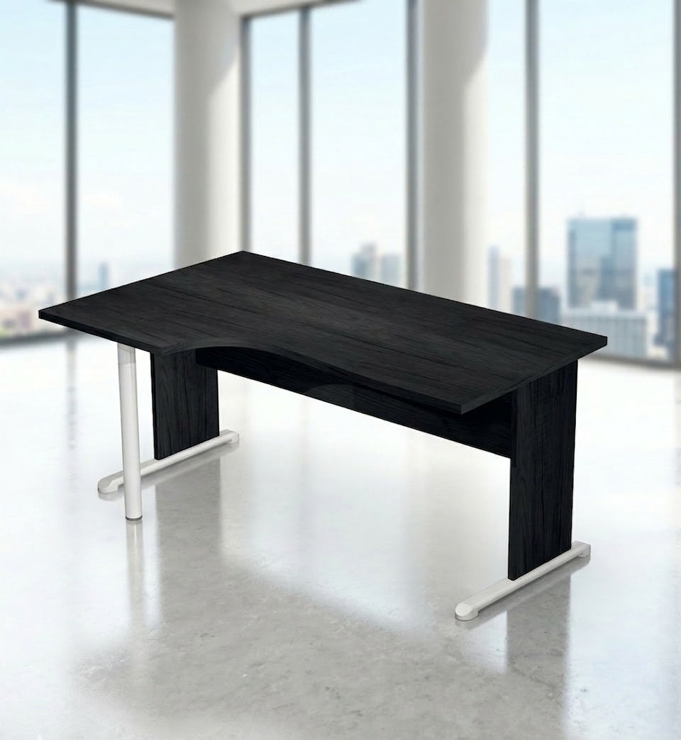 La Solution de Bureau Compact Budget pieds L de Monsieur Bureau, un bureau moderne noir avec des pieds en métal blanc, se trouve dans une pièce lumineuse avec de grandes fenêtres donnant sur la ville et un sol poli de couleur claire..#combo_retour_a_gauche_frene_noir