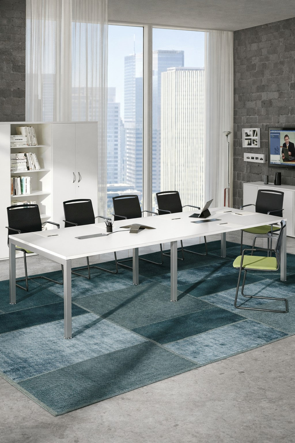 Une salle de conférence moderne est équipée du Monsieur Bureau Solution de Table 6 pers & Extensions Express+, de six chaises noires, d'une chaise verte, d'étagères, d'une télévision murale et de grandes fenêtres avec vue sur la ville. La moquette bleue ajoute une touche professionnelle.#combo_table_blanc