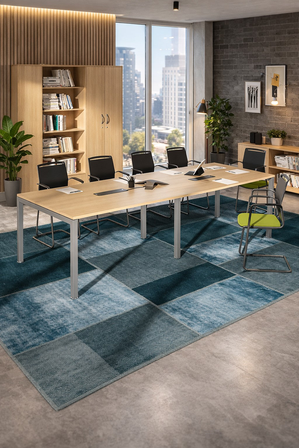 Salle de conférence moderne avec Monsieur Bureau Solution de Table 6 pers & Extensions Express+, six chaises noires, des étagères, des plantes en pot, de grandes fenêtres avec vue sur la ville, un tapis à motifs bleus, un mobilier professionnel et un décor minimaliste.#combo_table_chene