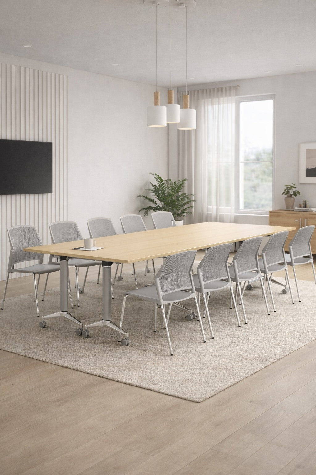 Salle de conférence moderne avec Monsieur Bureau Table abattante Mobile sur roulettes, douze chaises roulantes grises, un téléviseur mural, des lampes suspendues, une plante en pot et une grande fenêtre avec des rideaux diaphanes. Des planchers en bois clair et un décor neutre complètent l'espace.#combo_chene_moyen_argent