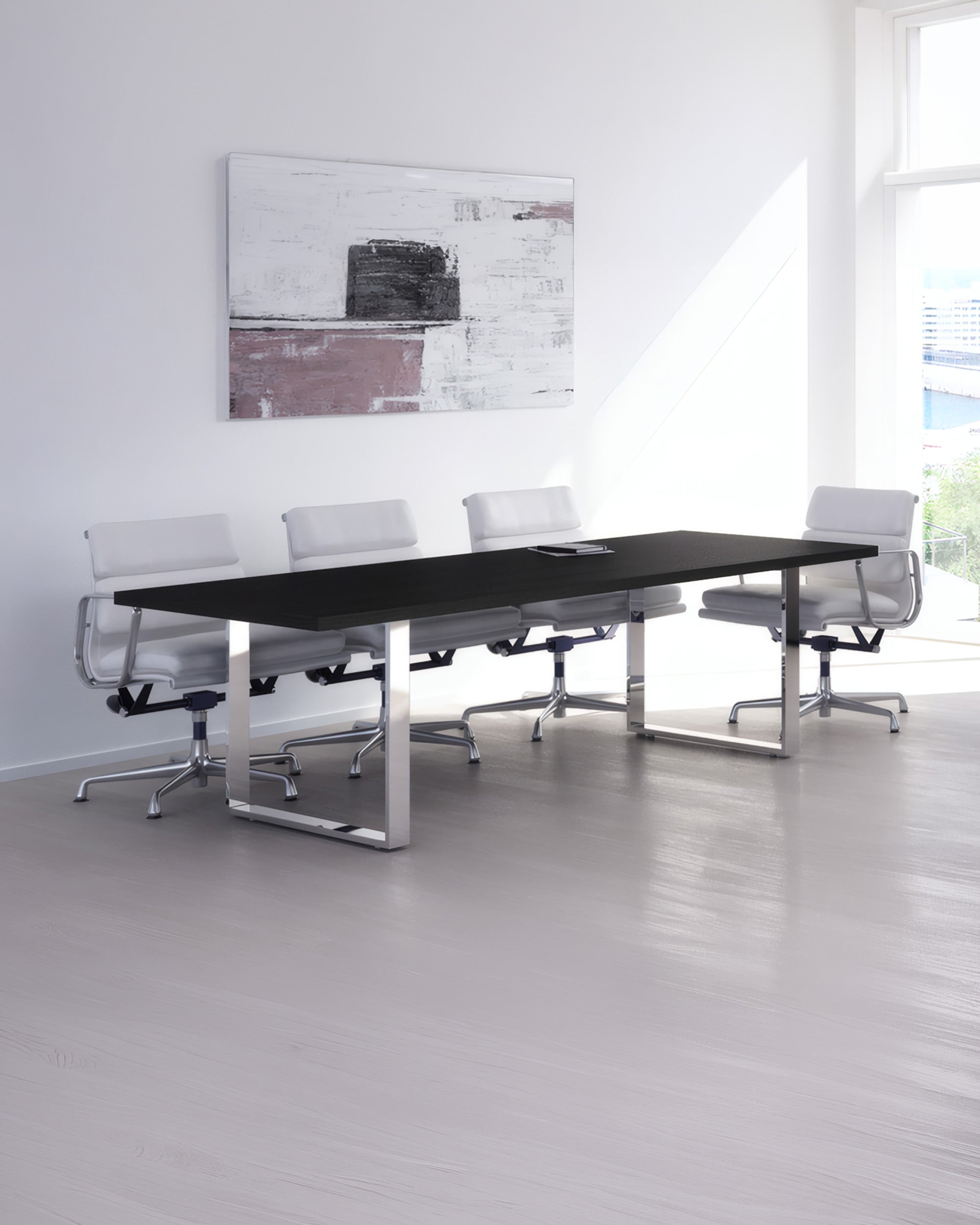 Une salle de conférence moderne avec une Table de réunion 8 personnes - Gamme Flora Métal de Monsieur Bureau, quatre chaises de bureau blanches, une peinture abstraite et une fenêtre offrant une vue sur la ville et l'eau. L'espace lumineux est décoré de façon minimale et haut de gamme.#finitions_plateau_frene_noir