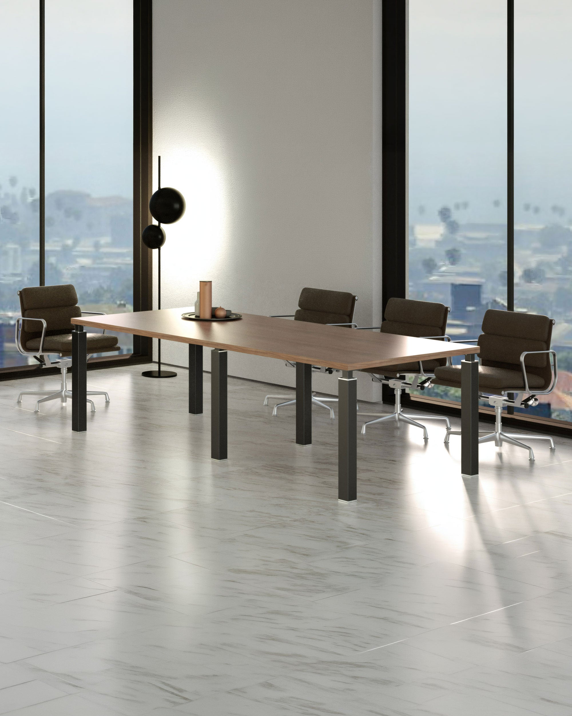 Une salle de conférence moderne est équipée d'une Table de Réunion Design Quatro 220 x 100 cm de Monsieur Bureau, de quatre chaises brunes à roulettes, d'un lampadaire minimaliste et de grandes fenêtres offrant une vue sur la ville. Le sol en carrelage clair met en valeur le mobilier de bureau contemporain.#combo_noyer_noir