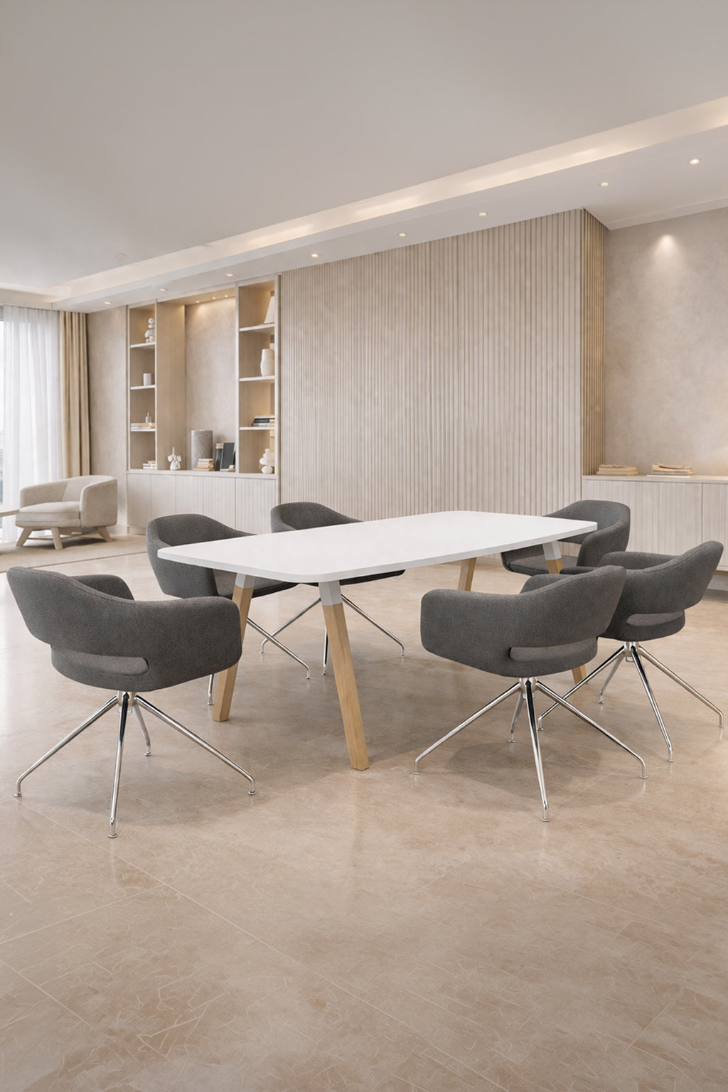 Une salle de réunion moderne dotée de la Table de réunion tonneau Oslo 6 personnes de Monsieur Bureau, de six chaises pivotantes grises, d'un sol carrelé beige clair et d'un mur lambrissé avec des étagères. La lumière naturelle pénètre par une grande fenêtre.