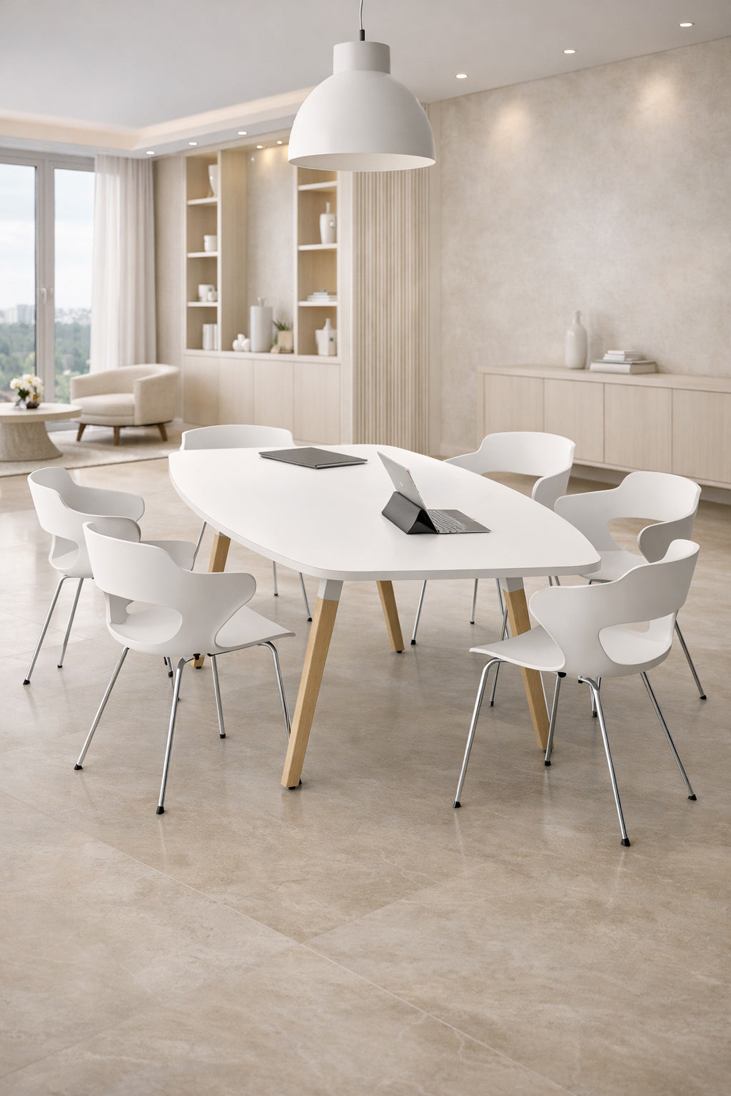 Une salle de réunion moderne et minimaliste avec la Table de réunion tonneau Oslo 6 personnes de Monsieur Bureau, six chaises blanches avec des pieds en bois, deux ordinateurs portables ouverts, des sols carrelés beiges, des étagères et de grandes fenêtres baignées de lumière naturelle.