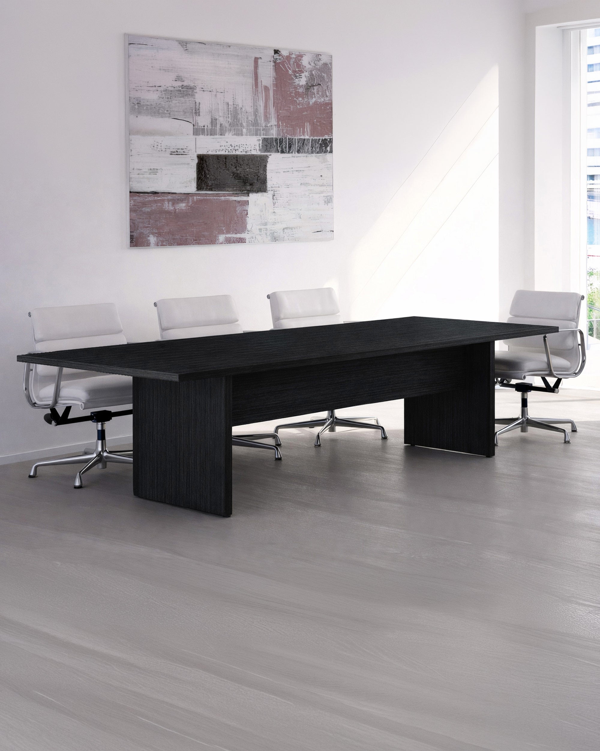 Une salle de conférence moderne au design italien, un Monsieur Bureau Table de réunion professionnelle Flora pour 8 personnes, quatre chaises pivotantes blanches, des planchers en bois clair, un grand tableau abstrait et la lumière naturelle des hautes fenêtres.#finitions_frene_noir