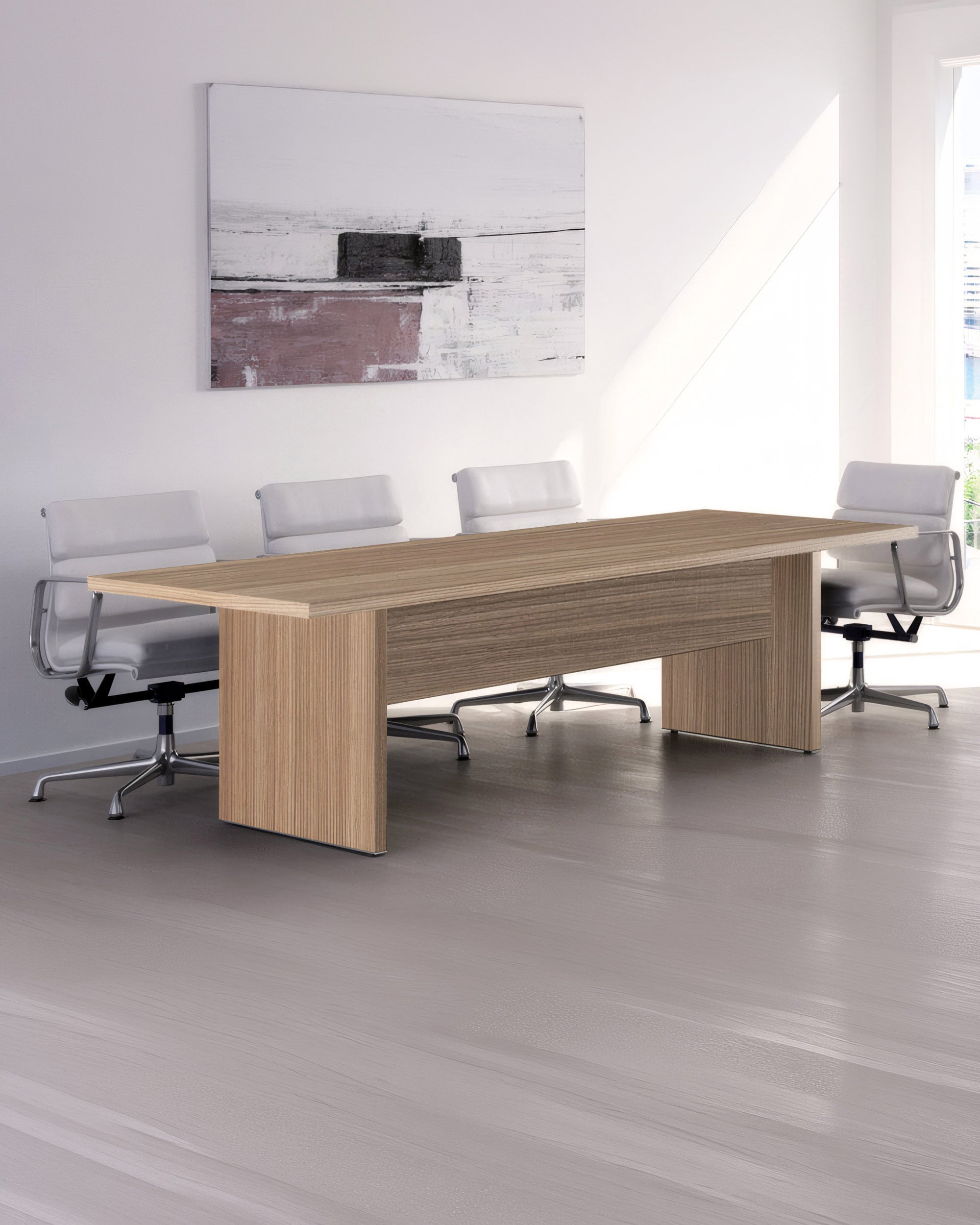 Une salle de conférence moderne présente la table de réunion professionnelle Flora de Monsieur Bureau pour 8 personnes, trois chaises de bureau blanches et un tableau abstrait. La lumière du soleil provenant d'une grande fenêtre illumine cet espace minimaliste au design d'inspiration italienne.#finitions_noyer