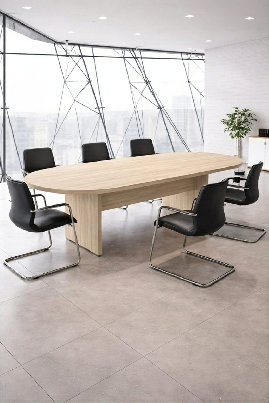 Une salle de conseil moderne présente la Table de réunion ovale Olympe 12 à 24 personnes de Monsieur Bureau, entourée de six chaises noires. De grandes fenêtres laissent entrer la lumière naturelle et une plante en pot met en valeur le sol carrelé.#finitions_acacia_clair