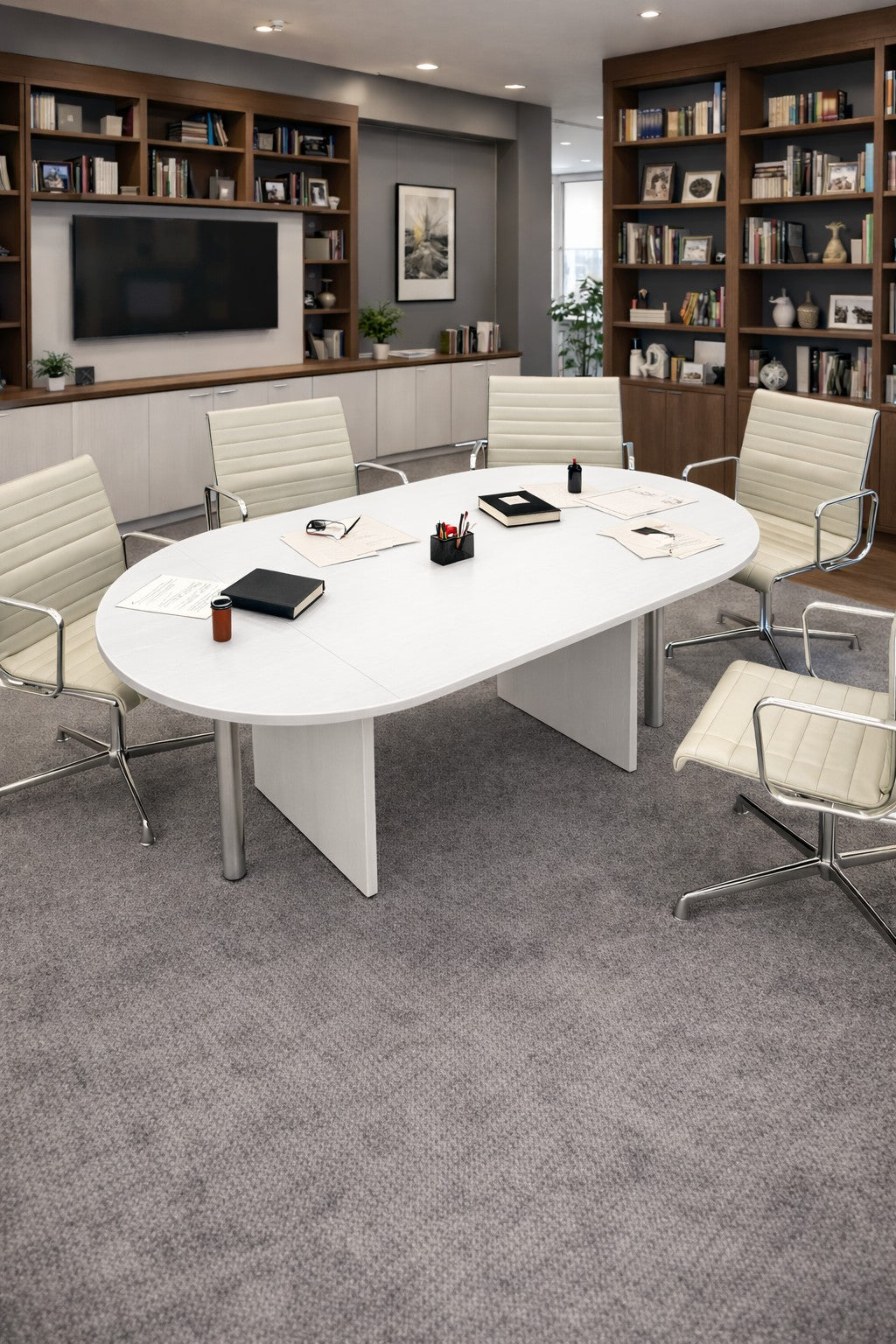 Une salle de conférence moderne avec la Table de réunion ovale Budget 6/8 personnes de Monsieur Bureau, quatre chaises crème, des cahiers, des stylos, des dossiers sur la table, et des étagères - idéale pour des réunions professionnelles et un mobilier bureau élégant.#finitions_blanc