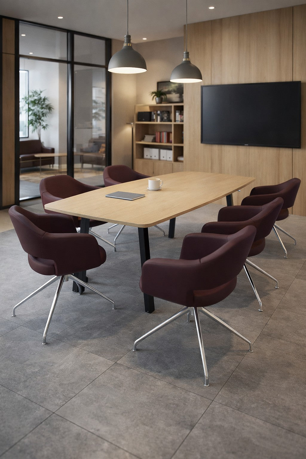 Salle de conférence moderne équipée du Monsieur Bureau Table de réunion tonneau ATMOSPHERIC pour 6 personnes, de chaises pivotantes marron, d'un écran mural, d'une bibliothèque, de lampes suspendues et de murs en verre donnant sur un espace bureau avec des plantes et des sièges.#combo_noir_chene_fil