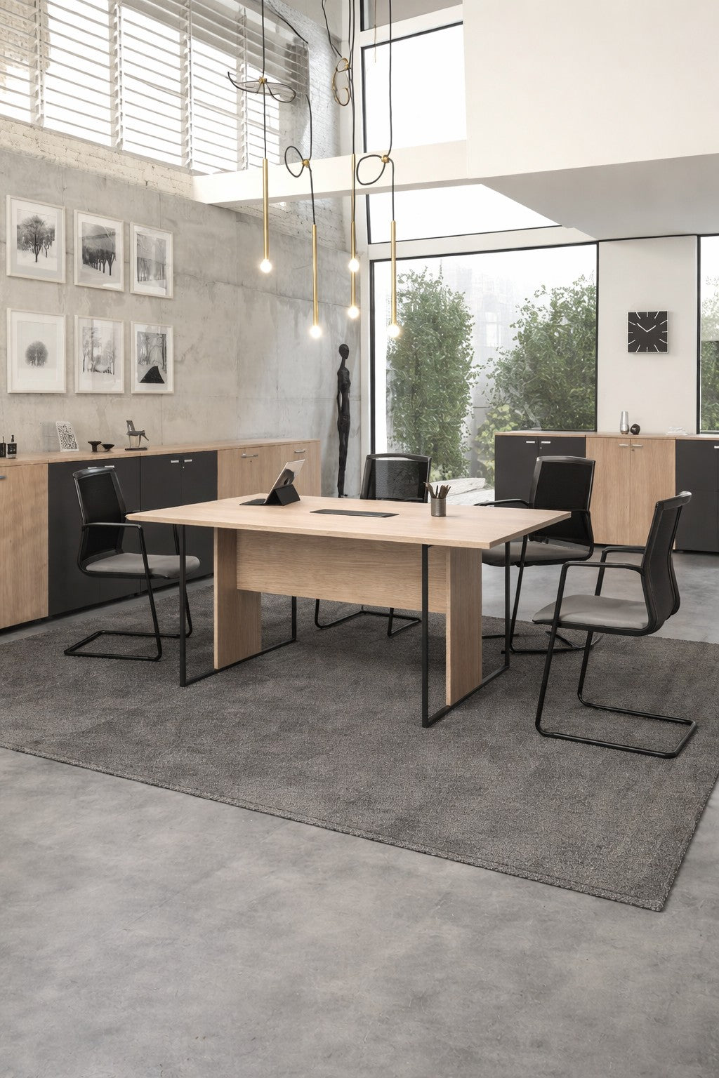 Salle de réunion de bureau moderne comprenant la table de réunion professionnelle Edge de Monsieur Bureau, avec un design italien et une structure en métal, quatre chaises noires, un décor minimaliste, de grandes fenêtres, des lampes suspendues, des œuvres d'art murales et un tapis gris sur du béton.#combo_chene_anthracite_mat