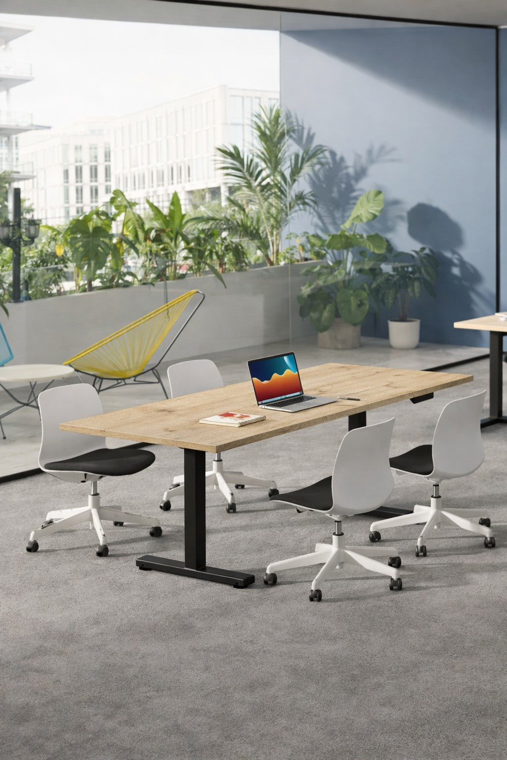 Une salle de réunion de bureau moderne avec une Table rectangulaire électrique Top & Down 6 à 8 pers. de Monsieur Bureau, quatre chaises roulantes blanches, un ordinateur portable, des livres et des blocs-notes. De grandes fenêtres permettent d'admirer la verdure et les bâtiments de la ville, ce qui donne une impression de clarté et d'ouverture.#combo_chene_nebraska_noir