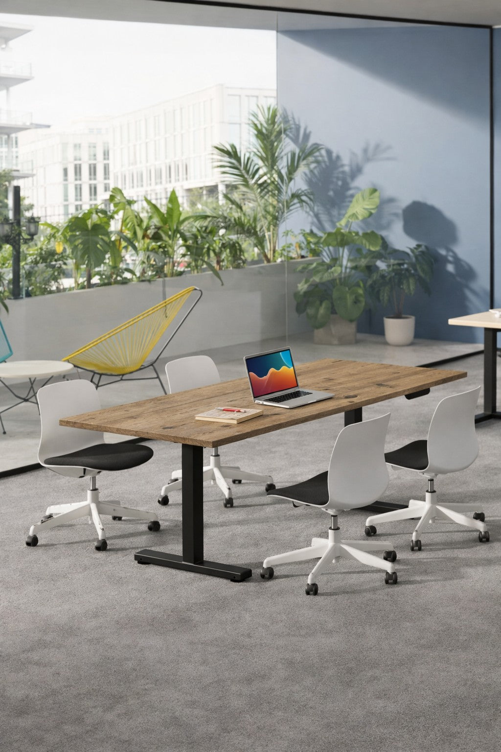 Un bureau moderne avec une Table rectangulaire électrique Top & Down 6 à 8 pers. de Monsieur Bureau, quatre chaises roulantes blanches, un ordinateur portable ouvert, un cahier avec un stylo, et de grandes fenêtres avec vue sur la verdure et les bâtiments.#combo_timber_noir