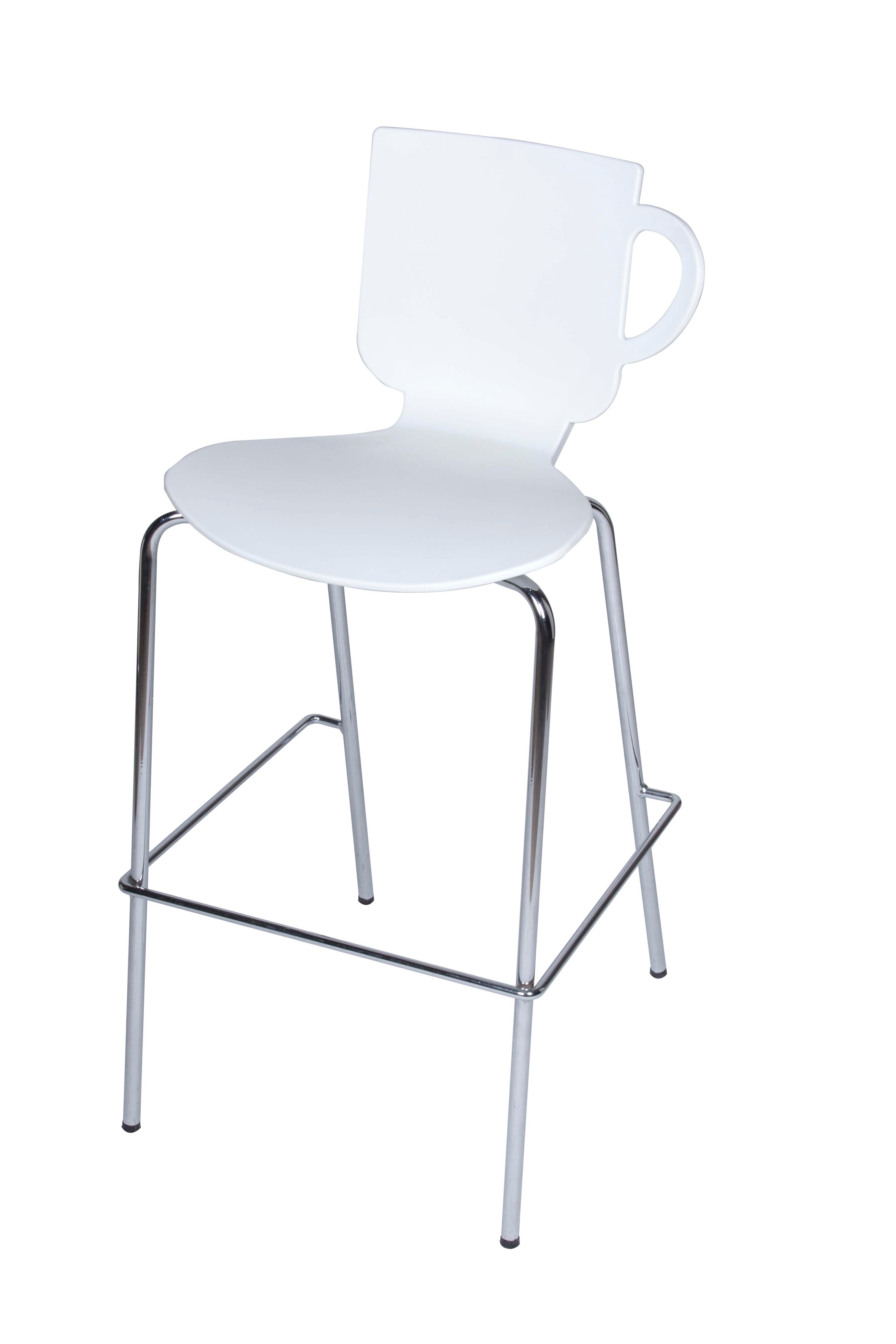 Le Tabouret Haut Draco de Monsieur Bureau est doté d'une assise moderne en polypropylène blanc, d'un dossier et d'une poignée en forme de tasse à café, d'une assise ergonomique et de quatre pieds en métal chromé avec repose-pieds - idéal pour tout décor de cafétéria minimaliste et ludique.