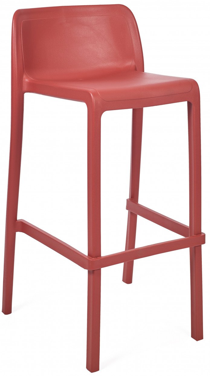 Le Tabouret Haut Leus en Polypropylène Anti-UV de Monsieur Bureau est un tabouret haut rouge moderne avec un dossier, quatre pieds droits et un repose-pieds rectangulaire à l'avant, parfait pour les espaces collectifs élégants.