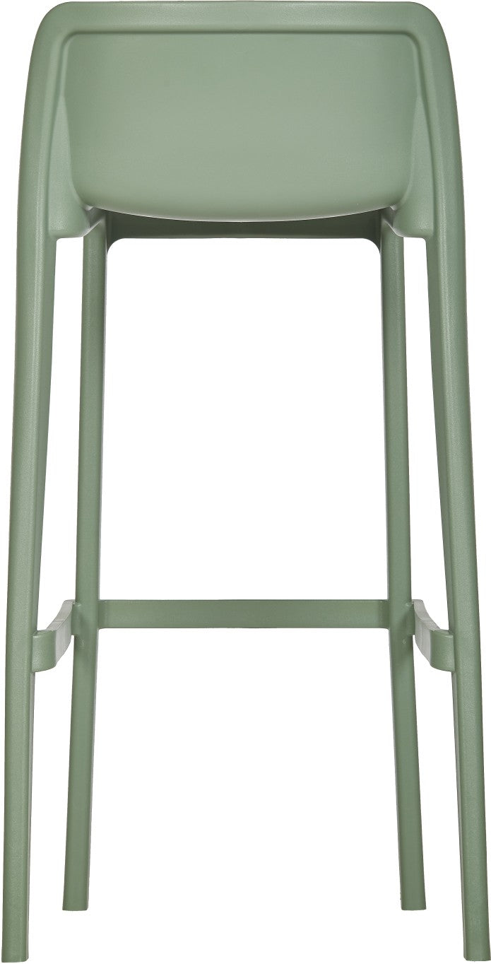 Le Tabouret Haut Leus en Polypropylène Anti-UV de Monsieur Bureau est un tabouret de bar d'extérieur vert clair et moderne avec un dossier profilé et quatre pieds droits - un mobilier collectif parfait pour les espaces élégants.