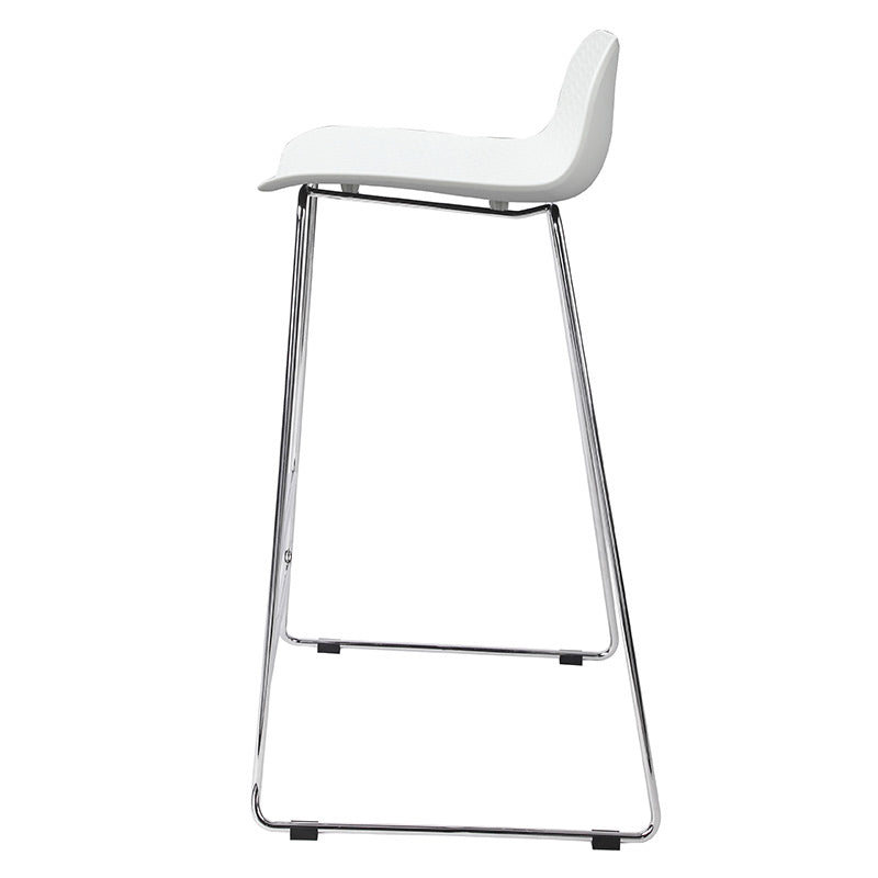 Le Tabouret haut Pictor de Monsieur Bureau, avec une assise ergonomique en polypropylène et un piétement métal fin, moderne et blanc, est parfait pour l'aménagement d'espaces collectifs.