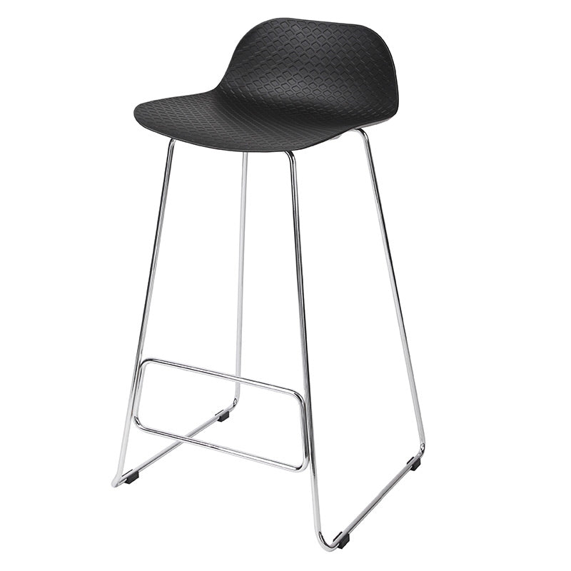 Le Tabouret haut Pictor de Monsieur Bureau est un siège professionnel en polypropylène noir avec dossier bas courbé, piétement métal chromé et repose-pieds rectangulaire, idéal pour l'aménagement des espaces collectifs.