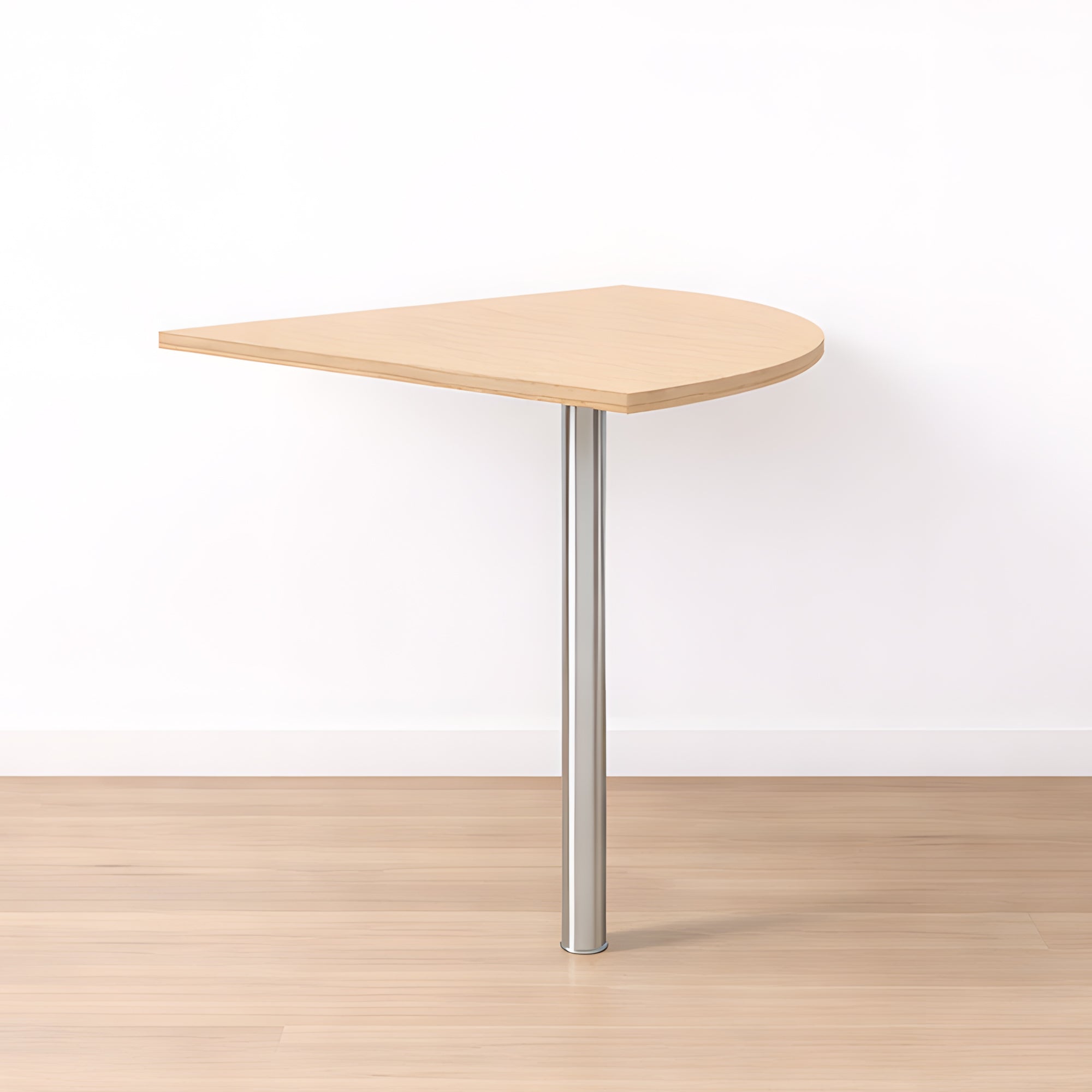 Le Bureau Pro Effect Droit ou Angle Modulable de Monsieur Bureau se compose d'un plateau triangulaire en bois avec un bord arrondi, fixé au mur et soutenu par un seul pied cylindrique en métal, posé sur un sol en bois clair contre un mur blanc.#combo_chene_chrome_angle