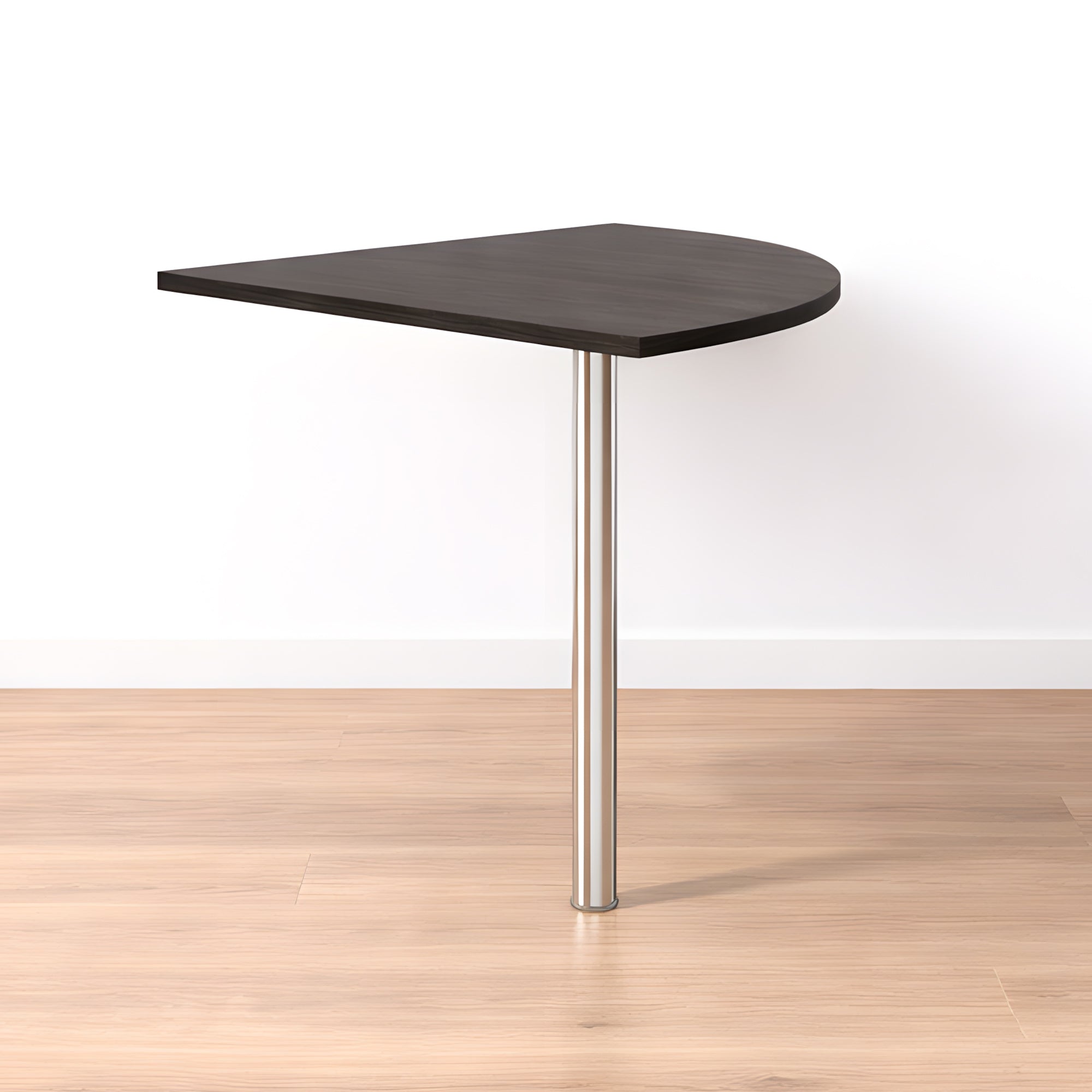 Le Bureau Pro Effect Droit ou Angle Modulable de Monsieur Bureau, une table demi-ronde en bois foncé de style italien avec un pied en métal, est fixé au mur au-dessus d'un sol en bois clair - idéal comme bureau professionnel adaptable.#combo_frene_noir_chrome_angle