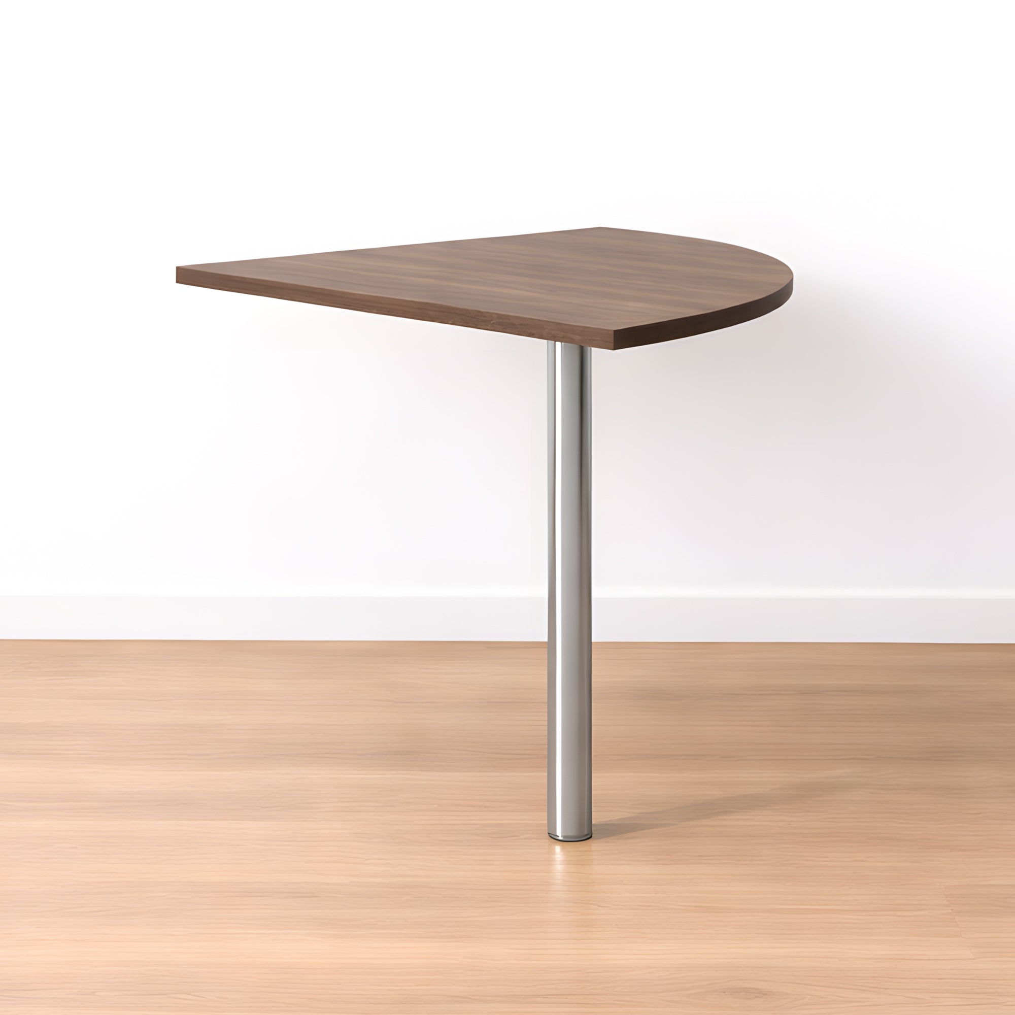 Une table murale compacte et semi-circulaire en bois avec un seul pied en métal est posée sur un sol en bois clair, mettant en valeur le Bureau Pro Effect Droit ou Angle Modulable de Monsieur Bureau, un bureau professionnel modulable de conception italienne..#combo_frene_de_toscane_chrome_angle
