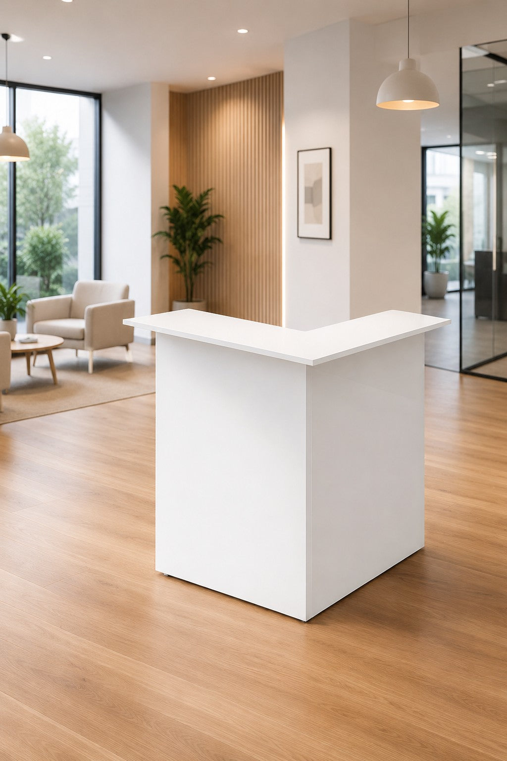 Une Banque d'accueil Professionnelle Muse à composer de Monsieur Bureau, en blanc et en forme de L, est posée sur un sol en bois clair dans une pièce minimaliste aux murs blancs et aux rideaux transparents.#combo_blanc_blanc_meubled'angle